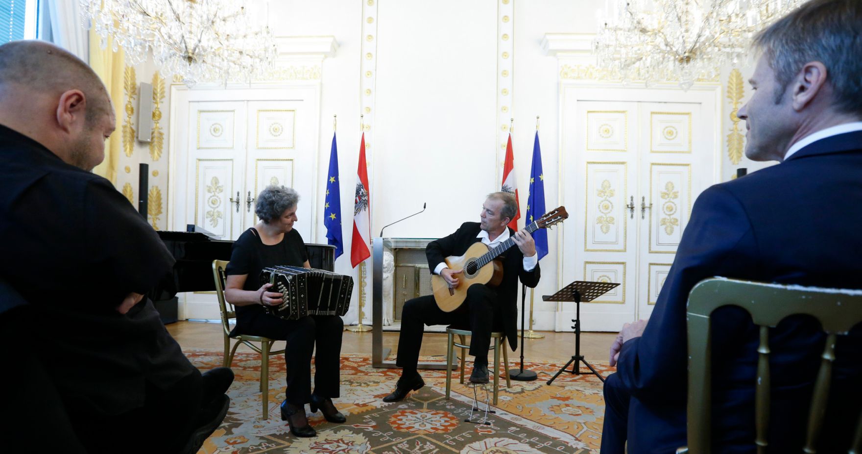 Am 16. September 2014 &uuml;berreichte Kunst- und Kulturminister Josef Ostermayer die Urkunde, mit der Gesangssolistin Bernarda Fink der Berufstitel Kammers&auml;ngerin verliehen wurde.