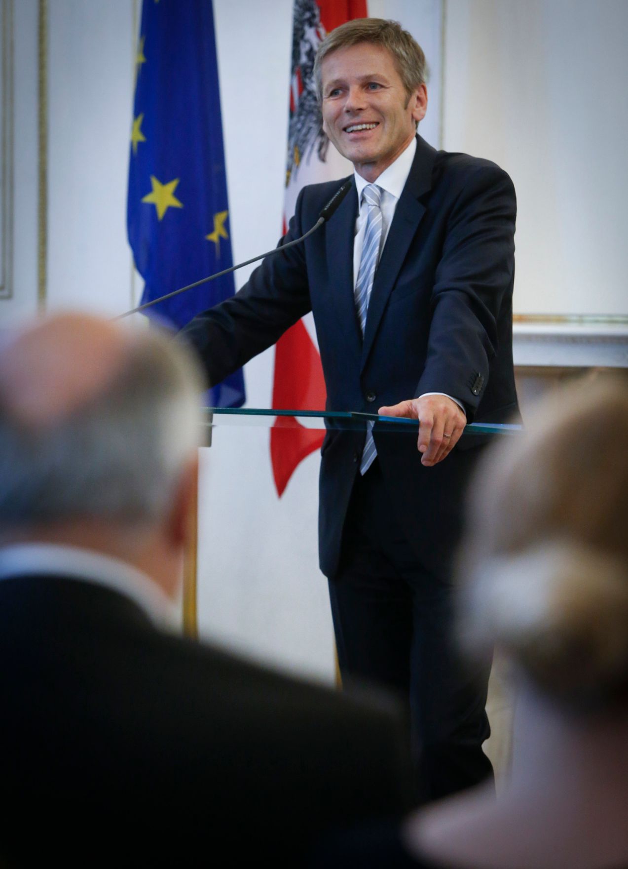 Am 16. September 2014 &uuml;berreichte Kunst- und Kulturminister Josef Ostermayer (im Bild) die Urkunde, mit der Gesangssolistin Bernarda Fink der Berufstitel Kammers&auml;ngerin verliehen wurde.