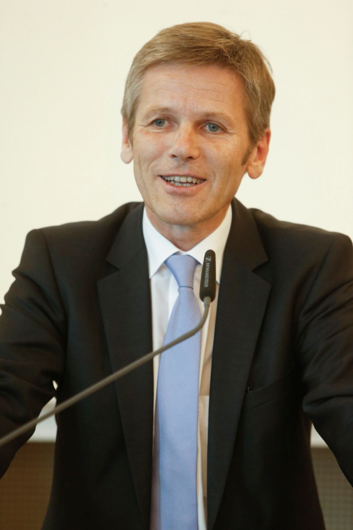 Am 23. September 2014 &uuml;berreichte Kunst- und Kulturminister Josef Ostermayer (im Bild) das &Ouml;sterreichische Ehrenkreuz f&uuml;r Wissenschaft und Kunst an Renate und Peter Loidolt.