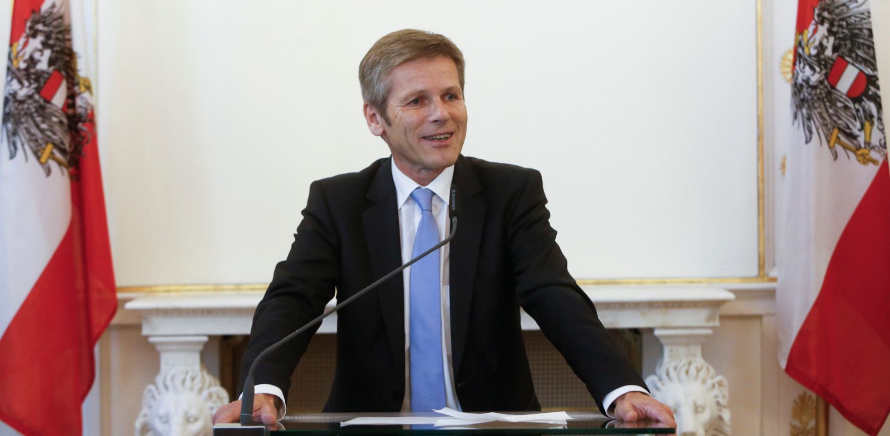 Am 23. September 2014 &uuml;berreichte Kunst- und Kulturminister Josef Ostermayer (im Bild) das &Ouml;sterreichische Ehrenkreuz f&uuml;r Wissenschaft und Kunst an Renate und Peter Loidolt.