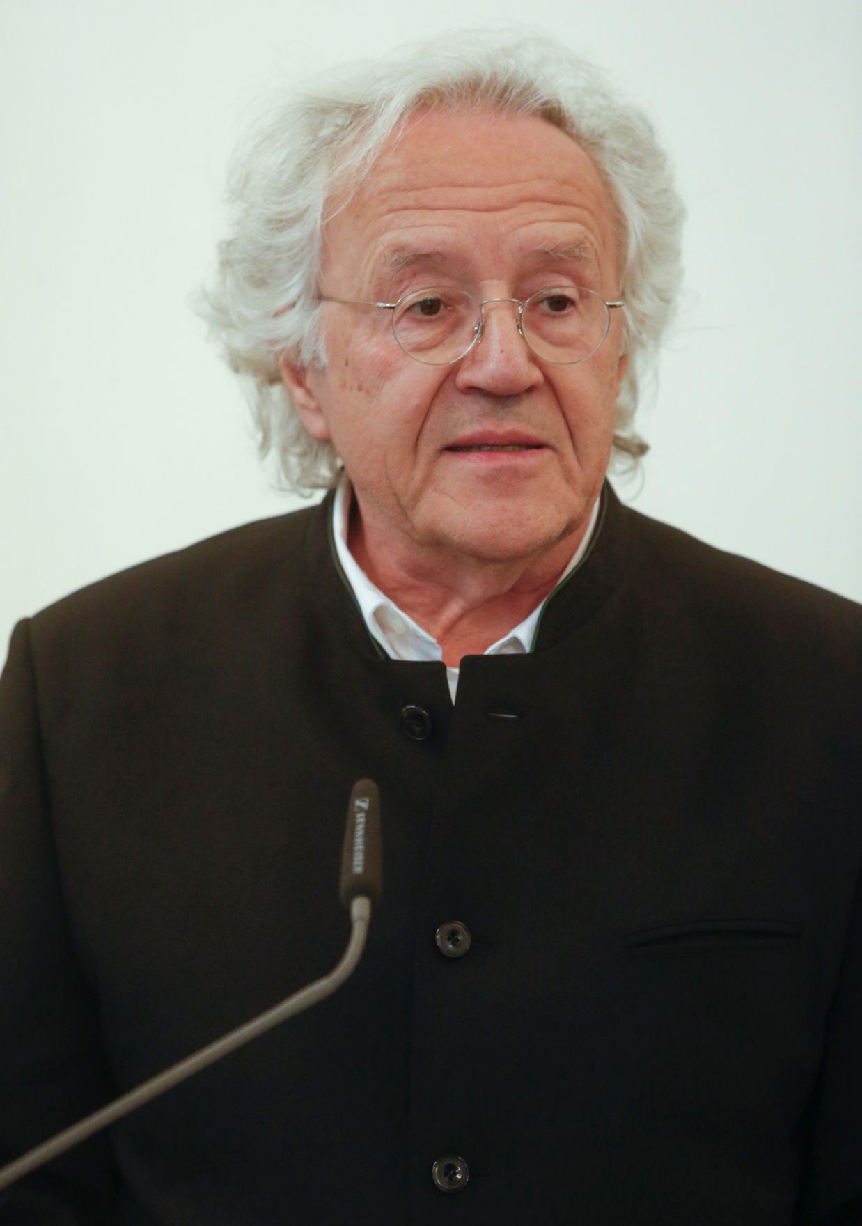 Am 23. September 2014 &uuml;berreichte Kunst- und Kulturminister Josef Ostermayer das &Ouml;sterreichische Ehrenkreuz f&uuml;r Wissenschaft und Kunst an Renate und Peter Loidolt. Im Bild Hermann Beil.