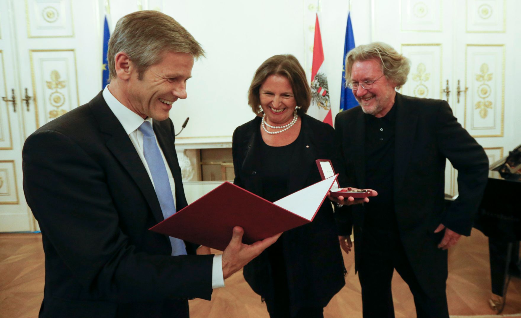 Am 23. September 2014 &uuml;berreichte Kunst- und Kulturminister Josef Ostermayer (l.) das &Ouml;sterreichische Ehrenkreuz f&uuml;r Wissenschaft und Kunst an Renate (m.) und Peter Loidolt (r.).