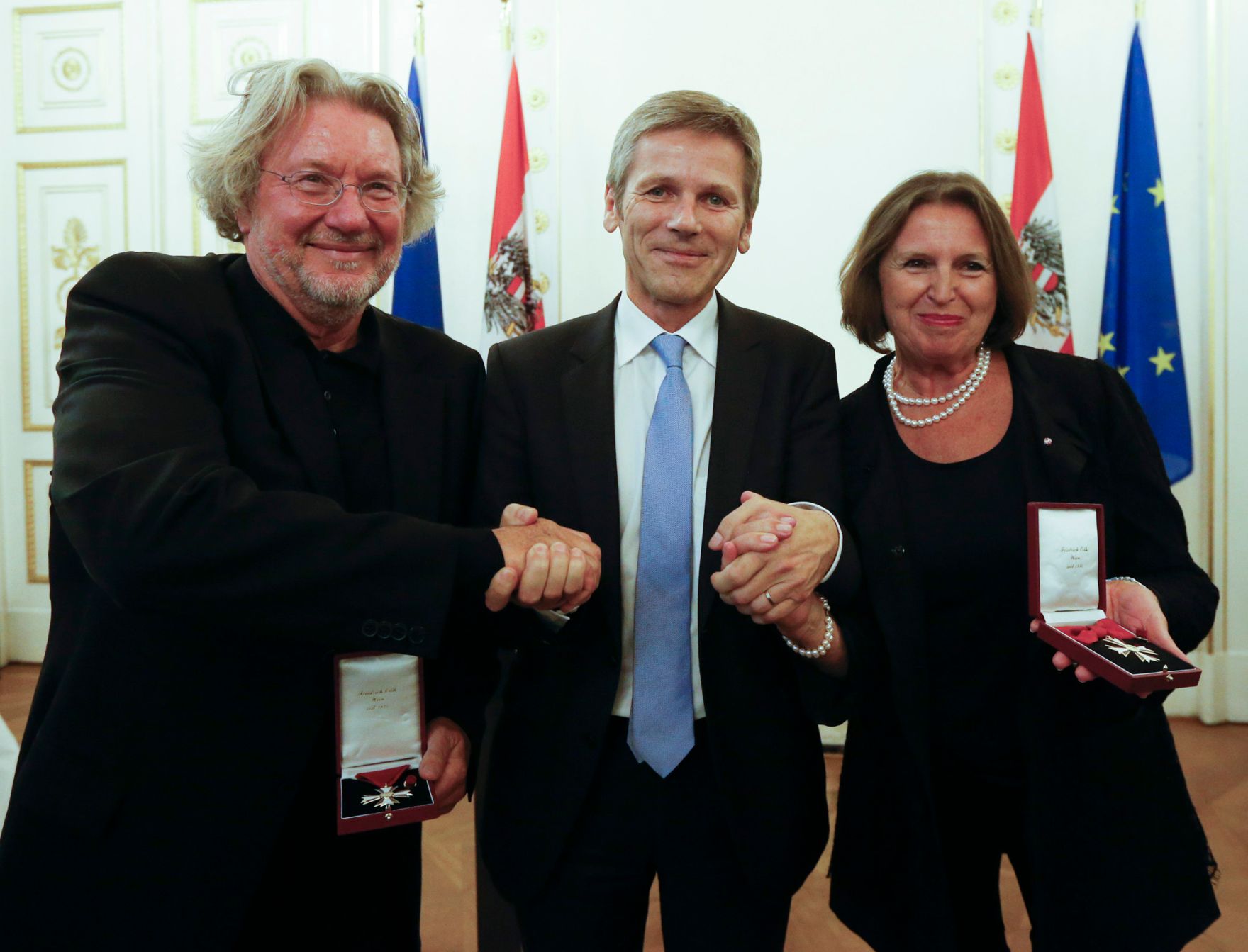 Am 23. September 2014 &uuml;berreichte Kunst- und Kulturminister Josef Ostermayer (m.) das &Ouml;sterreichische Ehrenkreuz f&uuml;r Wissenschaft und Kunst an Renate (r.) und Peter Loidolt (l.).