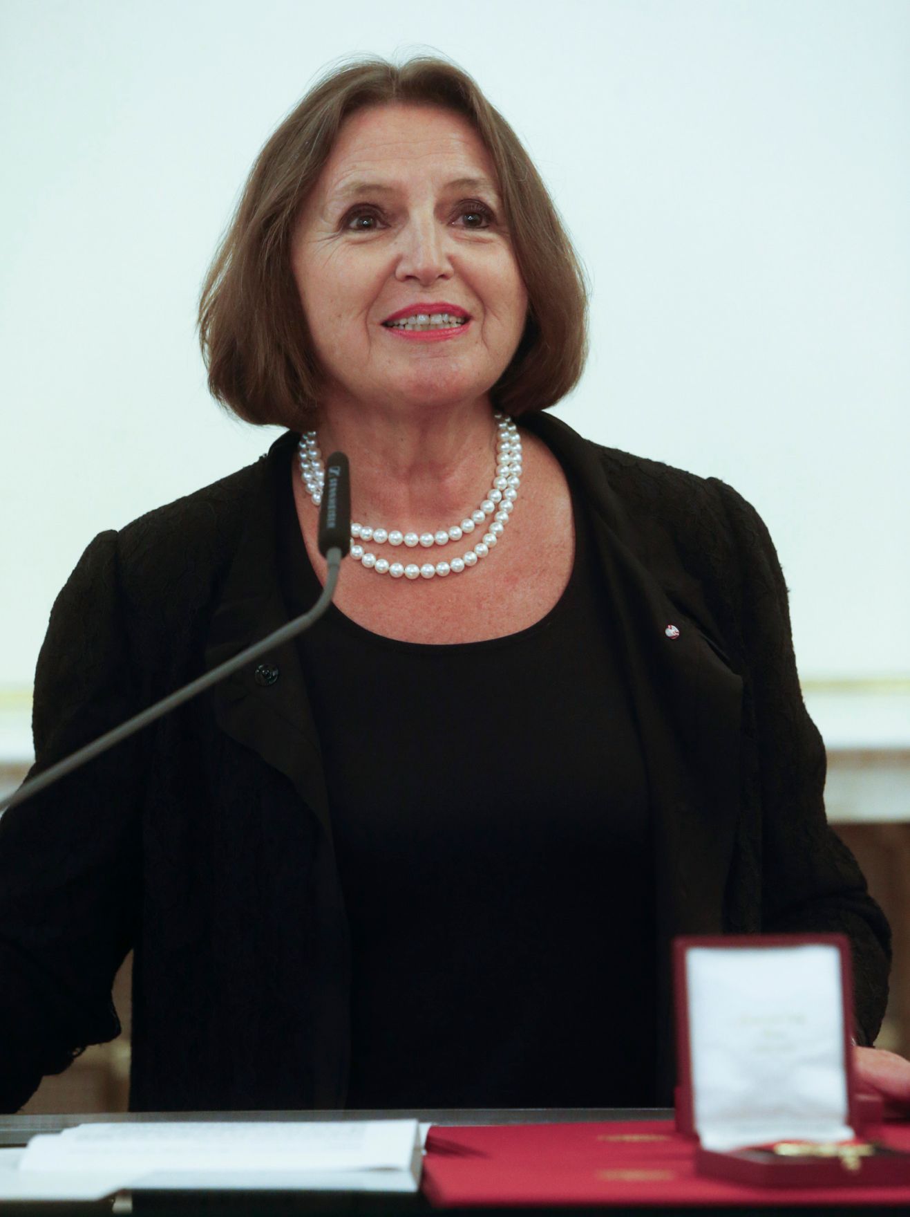 Am 23. September 2014 &uuml;berreichte Kunst- und Kulturminister Josef Ostermayer das &Ouml;sterreichische Ehrenkreuz f&uuml;r Wissenschaft und Kunst an Renate (im Bild) und Peter Loidolt.