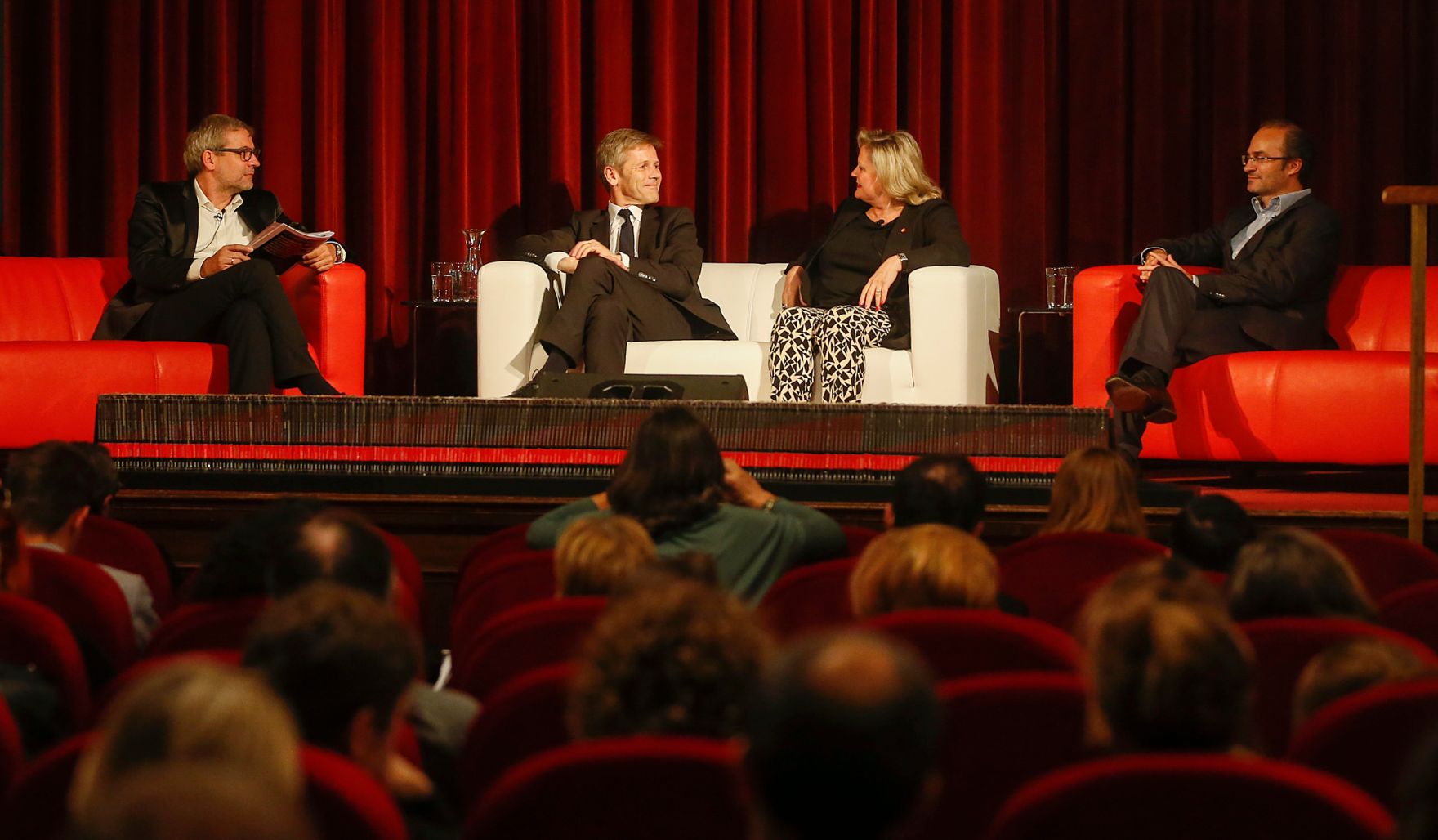Am 22. Oktober 2014 nahm Kunst- und Kulturminister Josef Ostermayer (m.l.) an der Pr&auml;sentation der 9. DVD-Edition "&Ouml;sterreichischer Film - Edition Der Standard" teil. Im Bild mit Elisabeth Vitouch (m.r.), Georg Hoanzl (r.) und Wolfgang Bergmann (l.).