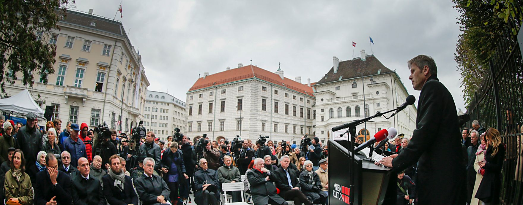 Am 24. Oktober 2014 hielt Kanzleramtsminister Josef Ostermayer (im Bild) eine Rede anl&auml;sslich der Enth&uuml;llung des Denkmals f&uuml;r die Verfolgten der NS-Milit&auml;rjustiz am Wiener Ballhausplatz.