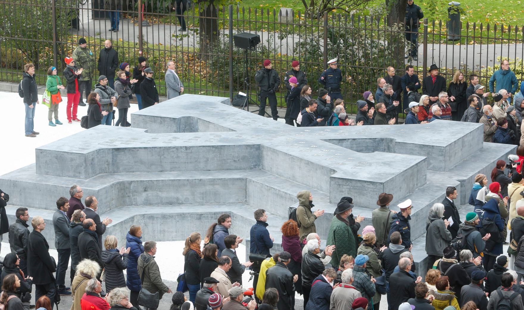 Am 24. Oktober 2014 hielt Kanzleramtsminister Josef Ostermayer (l.) eine Rede anl&auml;sslich der Enth&uuml;llung des Denkmals f&uuml;r die Verfolgten der NS-Milit&auml;rjustiz am Wiener Ballhausplatz.