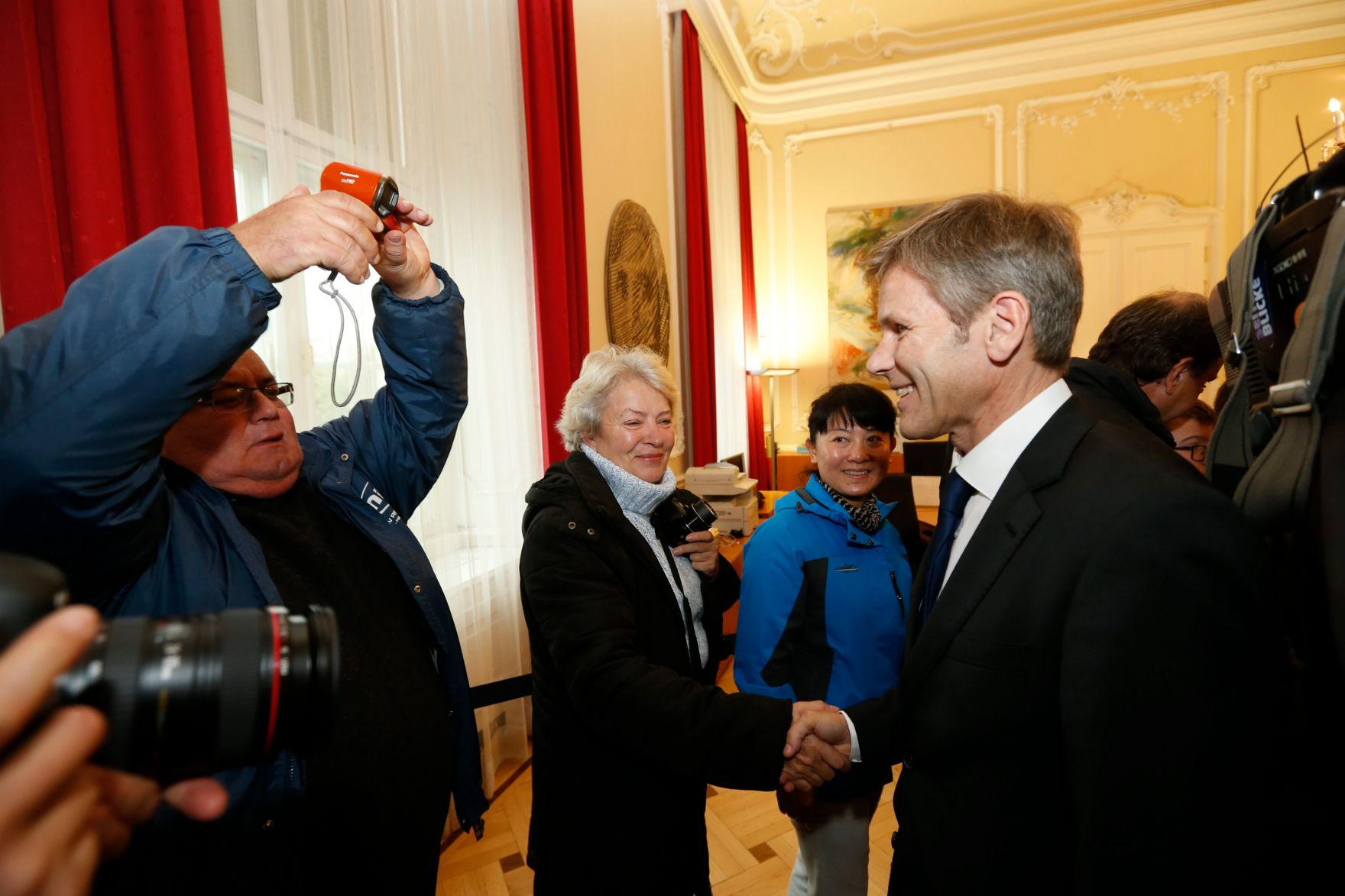 Am 26. Oktober 2014 empfing Kanzleramtsminister Josef Ostermayer im Rahmen des Nationalfeiertages Besucherinnen und Besucher im Bundeskanzleramt.
