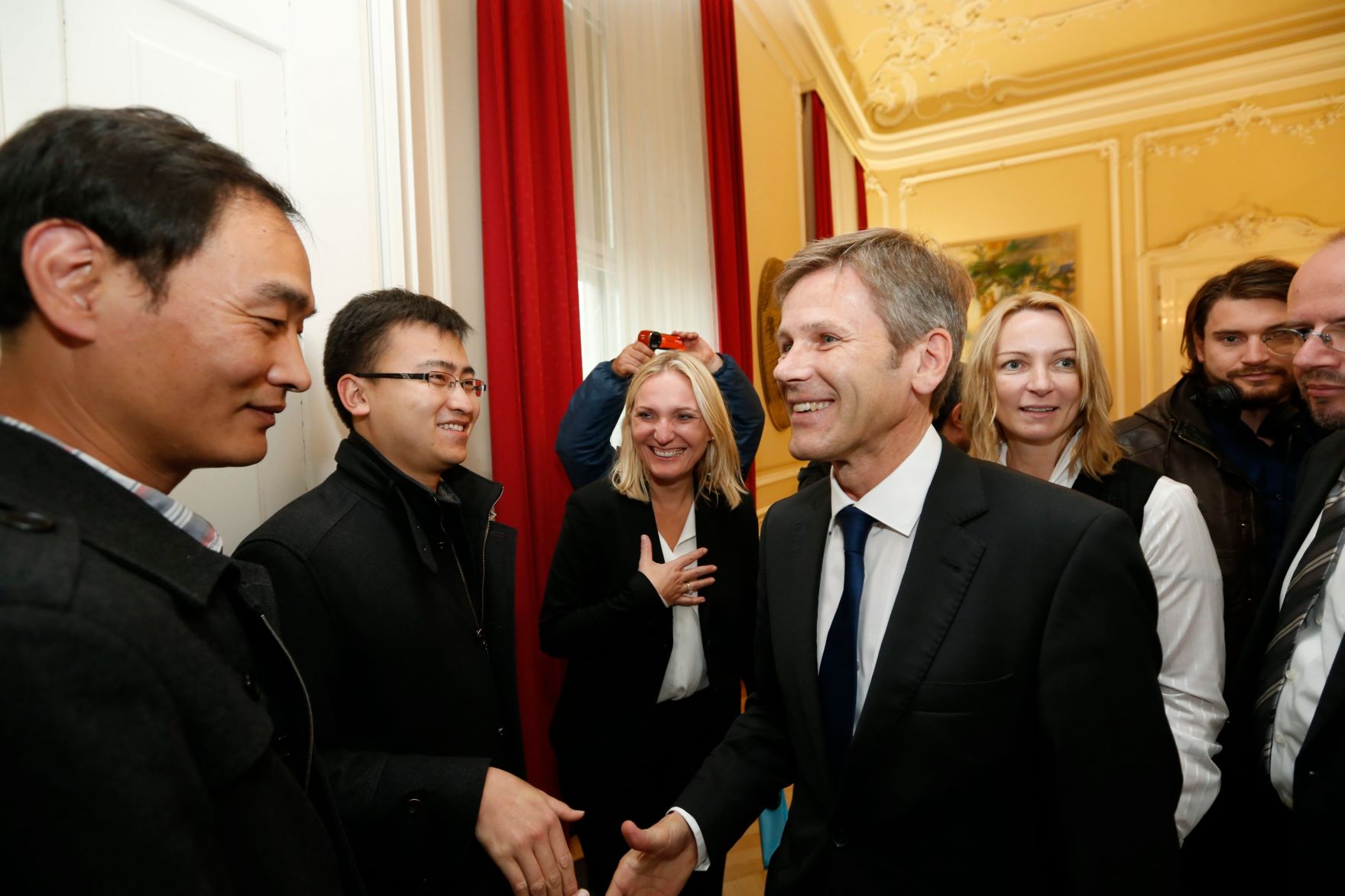 Am 26. Oktober 2014 empfing Kanzleramtsminister Josef Ostermayer im Rahmen des Nationalfeiertages Besucherinnen und Besucher im Bundeskanzleramt.
