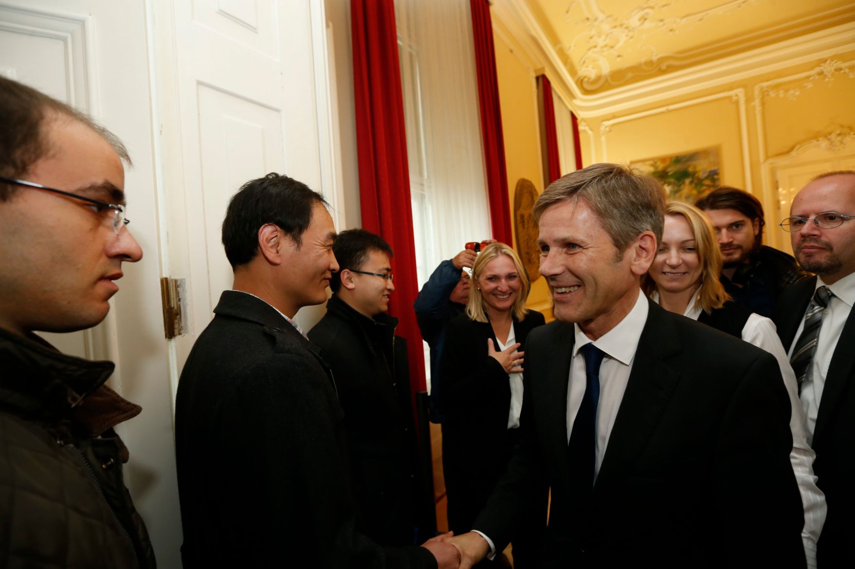 Am 26. Oktober 2014 empfing Kanzleramtsminister Josef Ostermayer im Rahmen des Nationalfeiertages Besucherinnen und Besucher im Bundeskanzleramt.