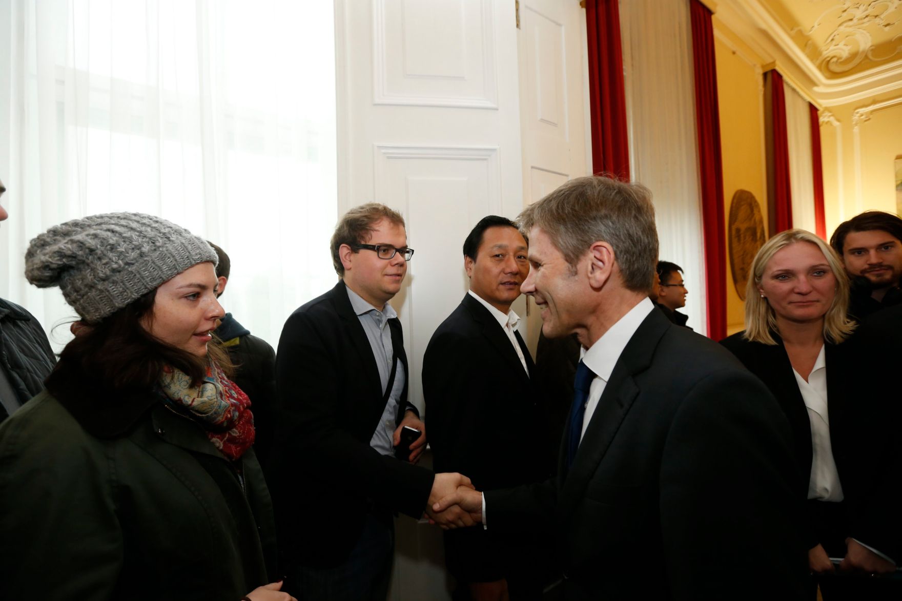 Am 26. Oktober 2014 empfing Kanzleramtsminister Josef Ostermayer im Rahmen des Nationalfeiertages Besucherinnen und Besucher im Bundeskanzleramt.