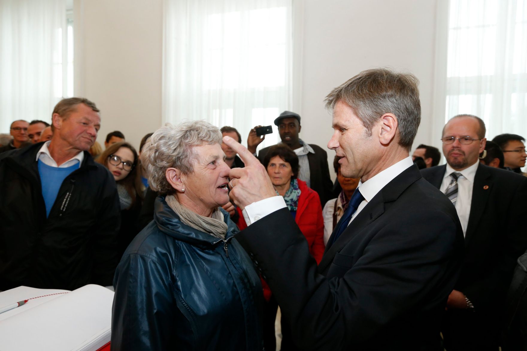 Am 26. Oktober 2014 empfing Kanzleramtsminister Josef Ostermayer im Rahmen des Nationalfeiertages Besucherinnen und Besucher im Bundeskanzleramt.