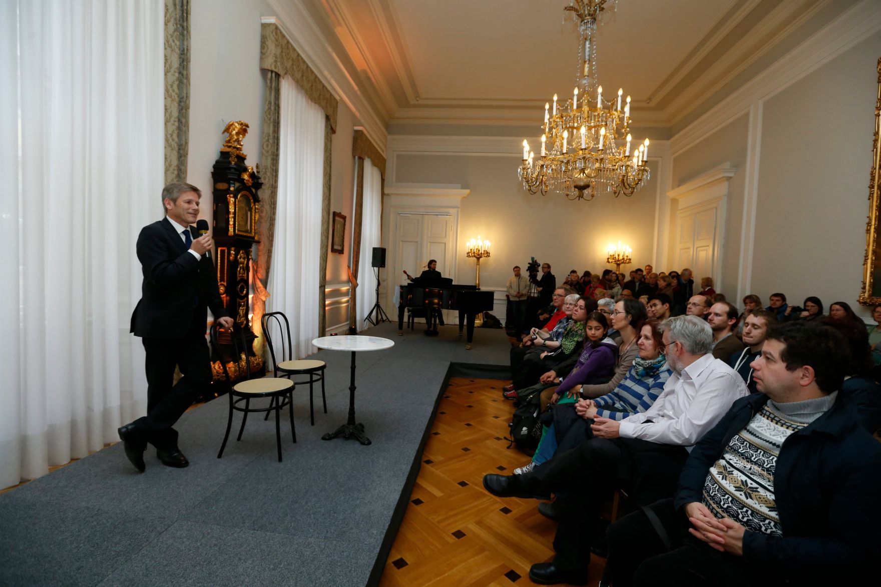 Am 26. Oktober 2014 empfing Kanzleramtsminister Josef Ostermayer im Rahmen des Nationalfeiertages Besucherinnen und Besucher im Bundeskanzleramt.