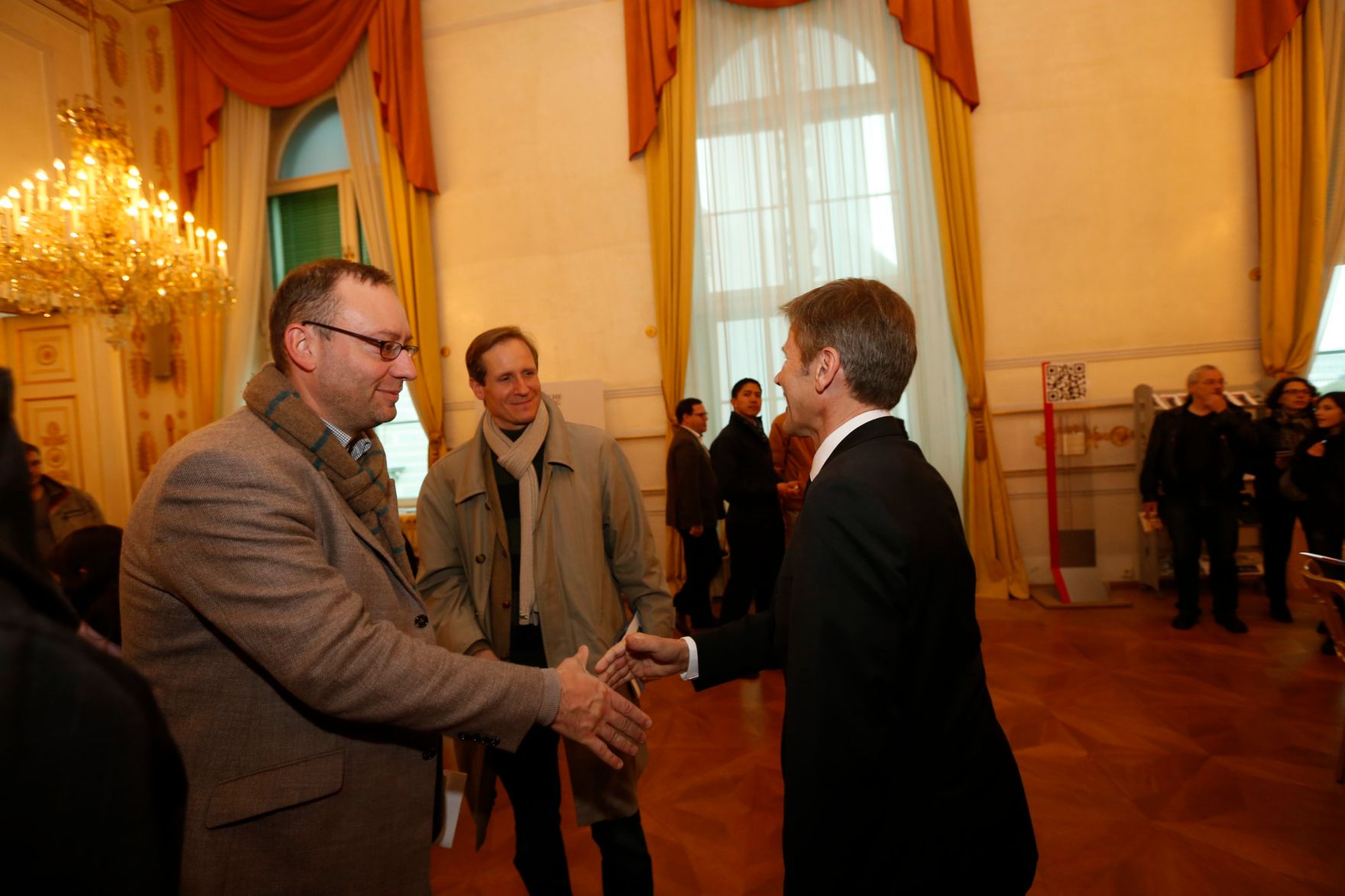 Am 26. Oktober 2014 empfing Kanzleramtsminister Josef Ostermayer im Rahmen des Nationalfeiertages Besucherinnen und Besucher im Bundeskanzleramt.