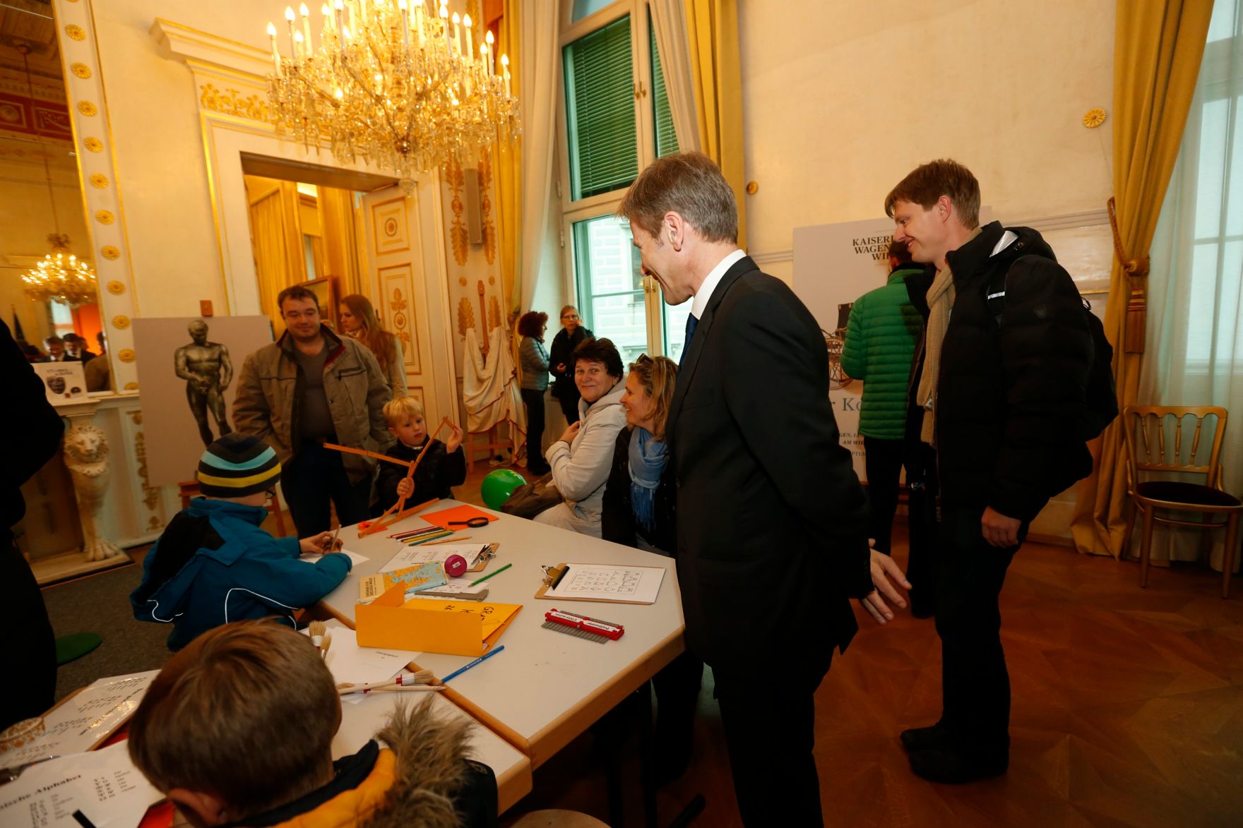 Am 26. Oktober 2014 empfing Kanzleramtsminister Josef Ostermayer im Rahmen des Nationalfeiertages Besucherinnen und Besucher im Bundeskanzleramt.