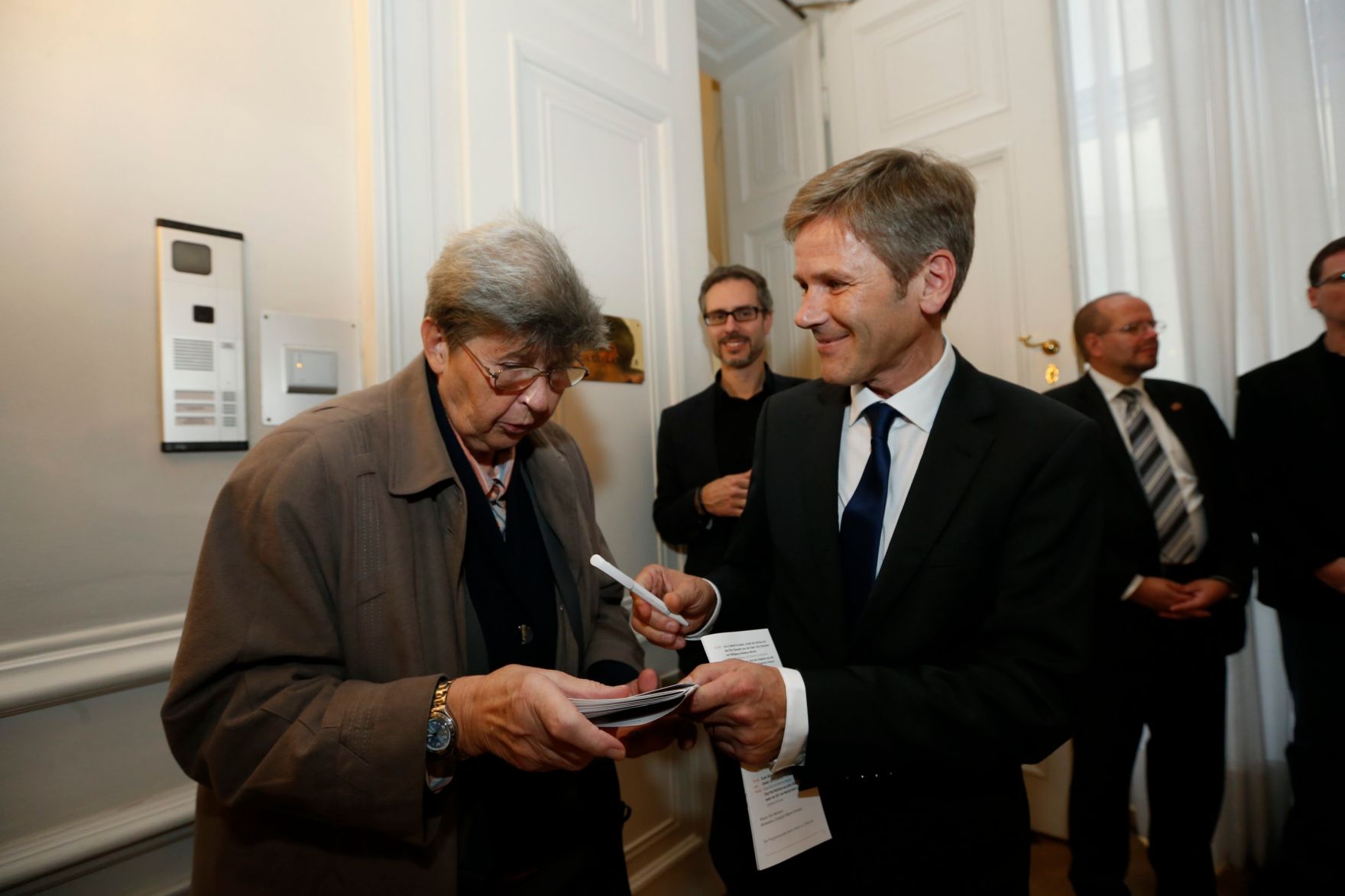Am 26. Oktober 2014 empfing Kanzleramtsminister Josef Ostermayer im Rahmen des Nationalfeiertages Besucherinnen und Besucher im Bundeskanzleramt.