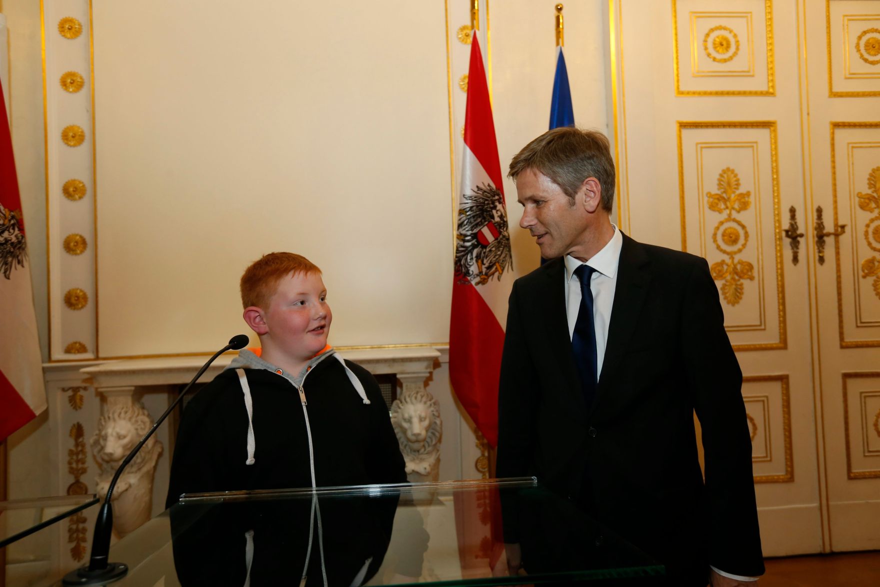 Am 26. Oktober 2014 empfing Kanzleramtsminister Josef Ostermayer im Rahmen des Nationalfeiertages Besucherinnen und Besucher im Bundeskanzleramt.