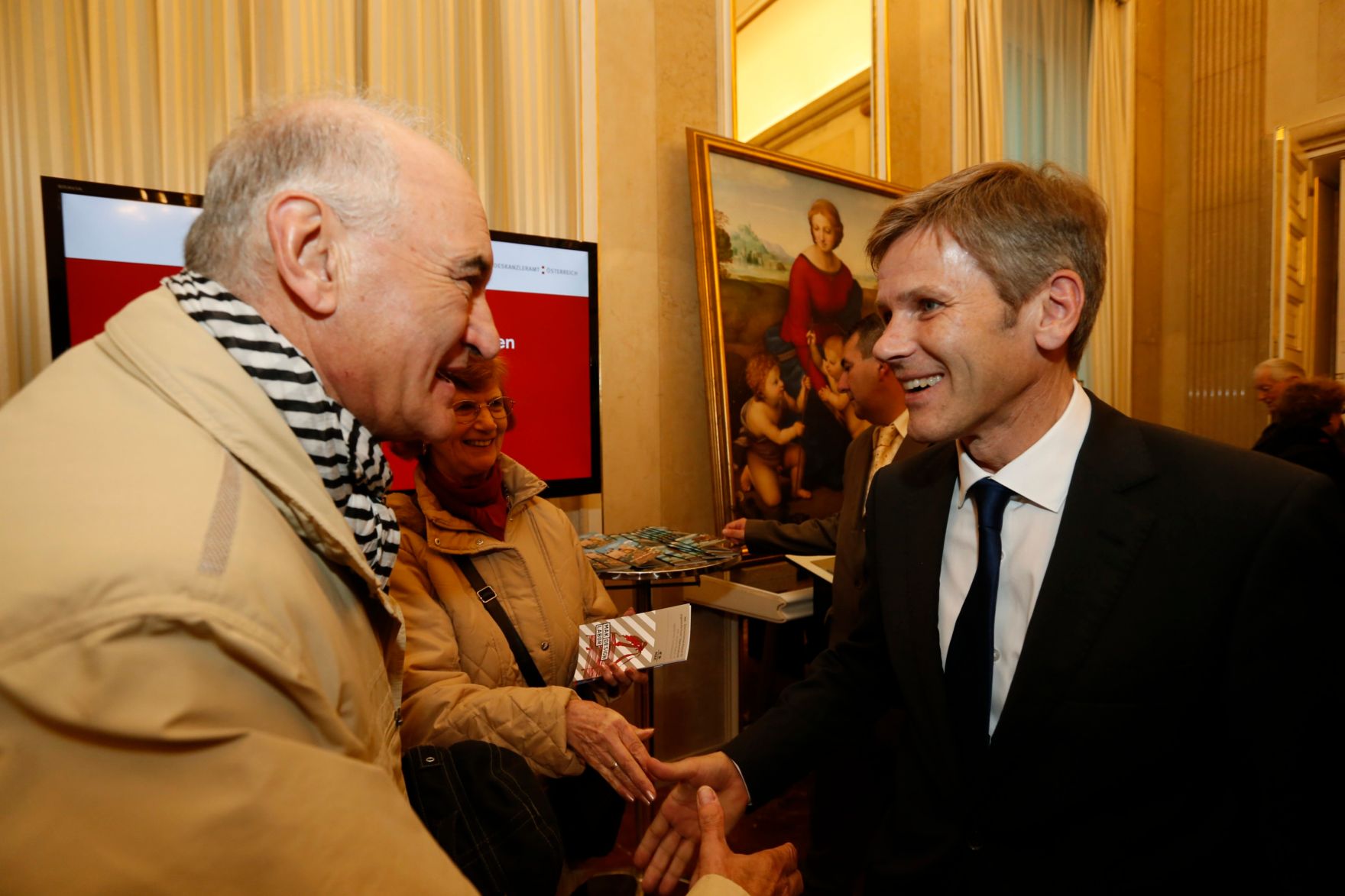 Am 26. Oktober 2014 empfing Kanzleramtsminister Josef Ostermayer im Rahmen des Nationalfeiertages Besucherinnen und Besucher im Bundeskanzleramt.