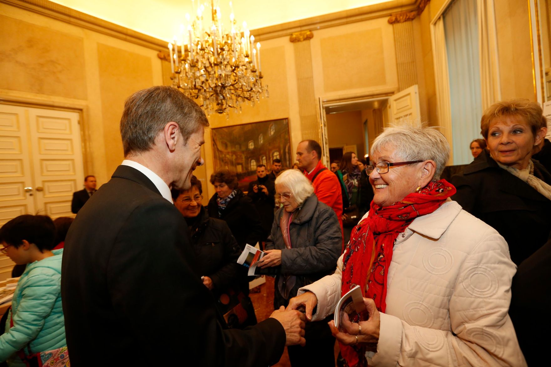 Am 26. Oktober 2014 empfing Kanzleramtsminister Josef Ostermayer im Rahmen des Nationalfeiertages Besucherinnen und Besucher im Bundeskanzleramt.