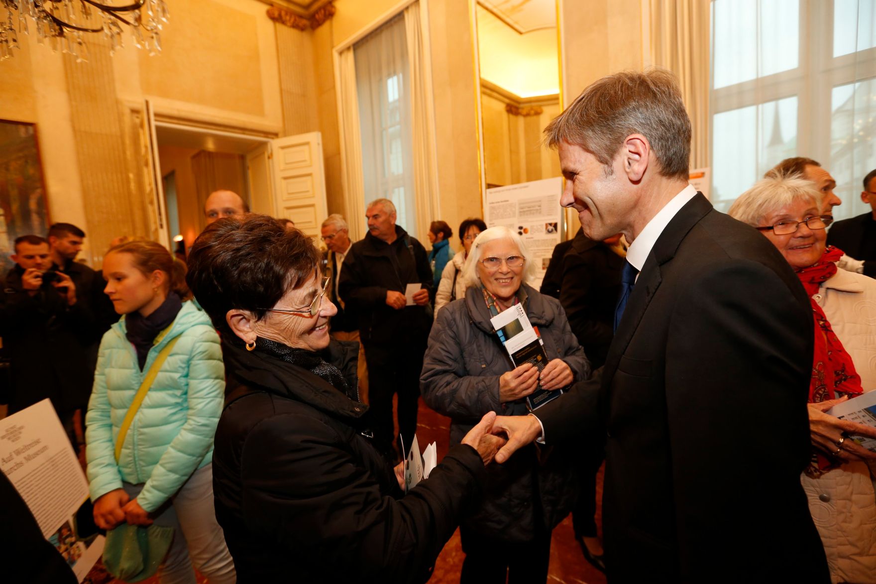 Am 26. Oktober 2014 empfing Kanzleramtsminister Josef Ostermayer im Rahmen des Nationalfeiertages Besucherinnen und Besucher im Bundeskanzleramt.