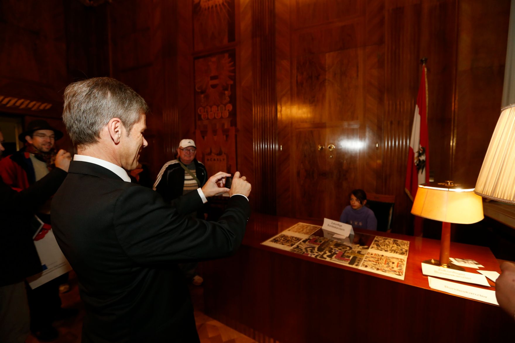 Am 26. Oktober 2014 empfing Kanzleramtsminister Josef Ostermayer im Rahmen des Nationalfeiertages Besucherinnen und Besucher im Bundeskanzleramt.