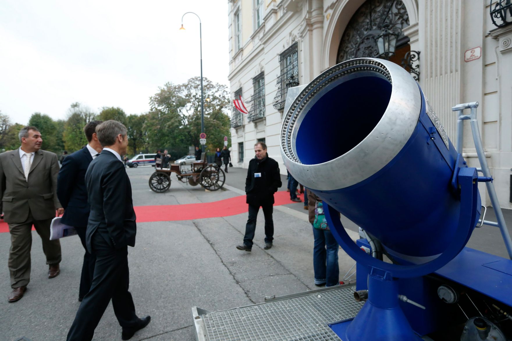 Am 26. Oktober 2014 empfing Kanzleramtsminister Josef Ostermayer im Rahmen des Nationalfeiertages Besucherinnen und Besucher im Bundeskanzleramt.
