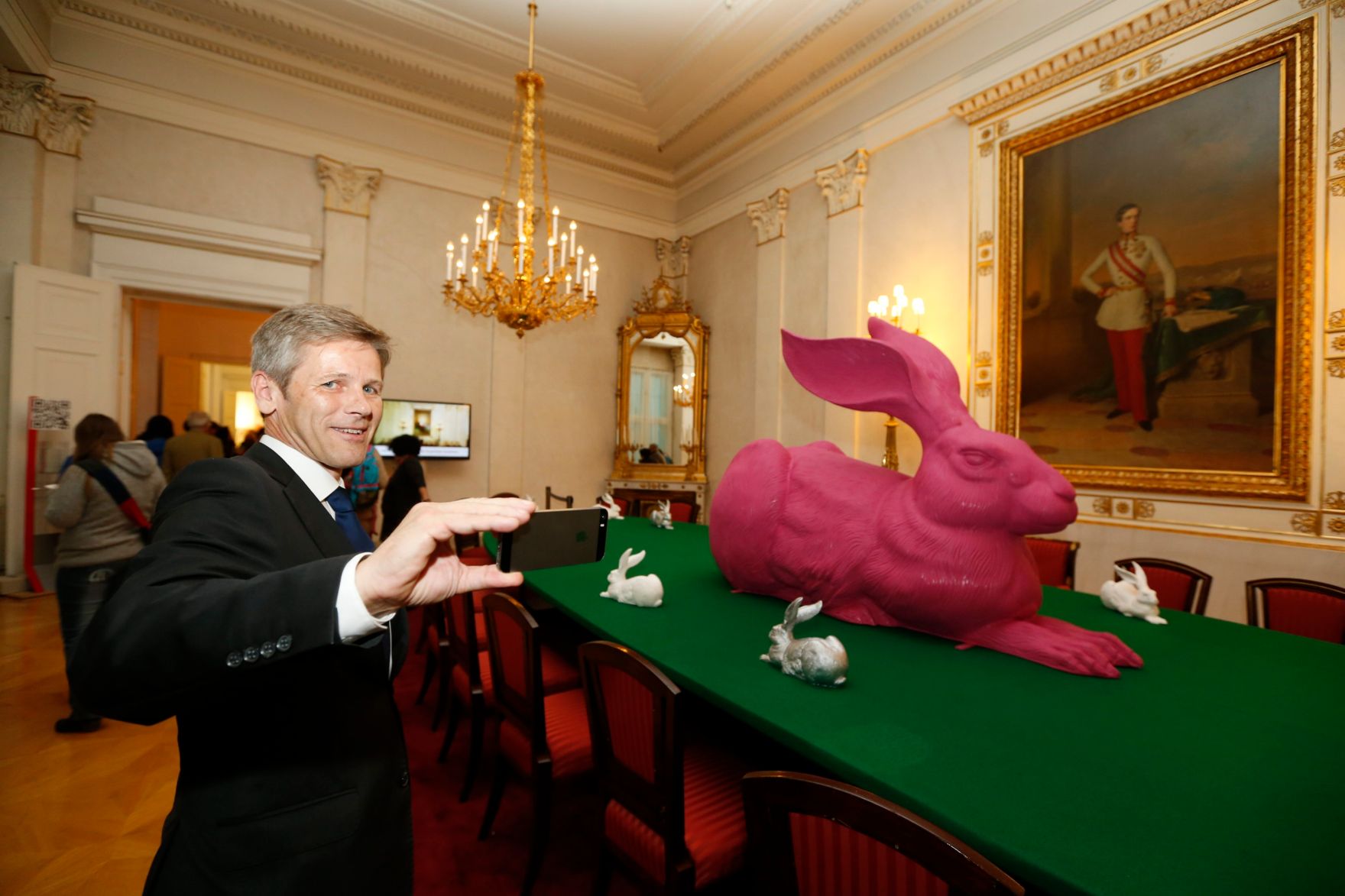 Am 26. Oktober 2014 empfing Kanzleramtsminister Josef Ostermayer im Rahmen des Nationalfeiertages Besucherinnen und Besucher im Bundeskanzleramt.