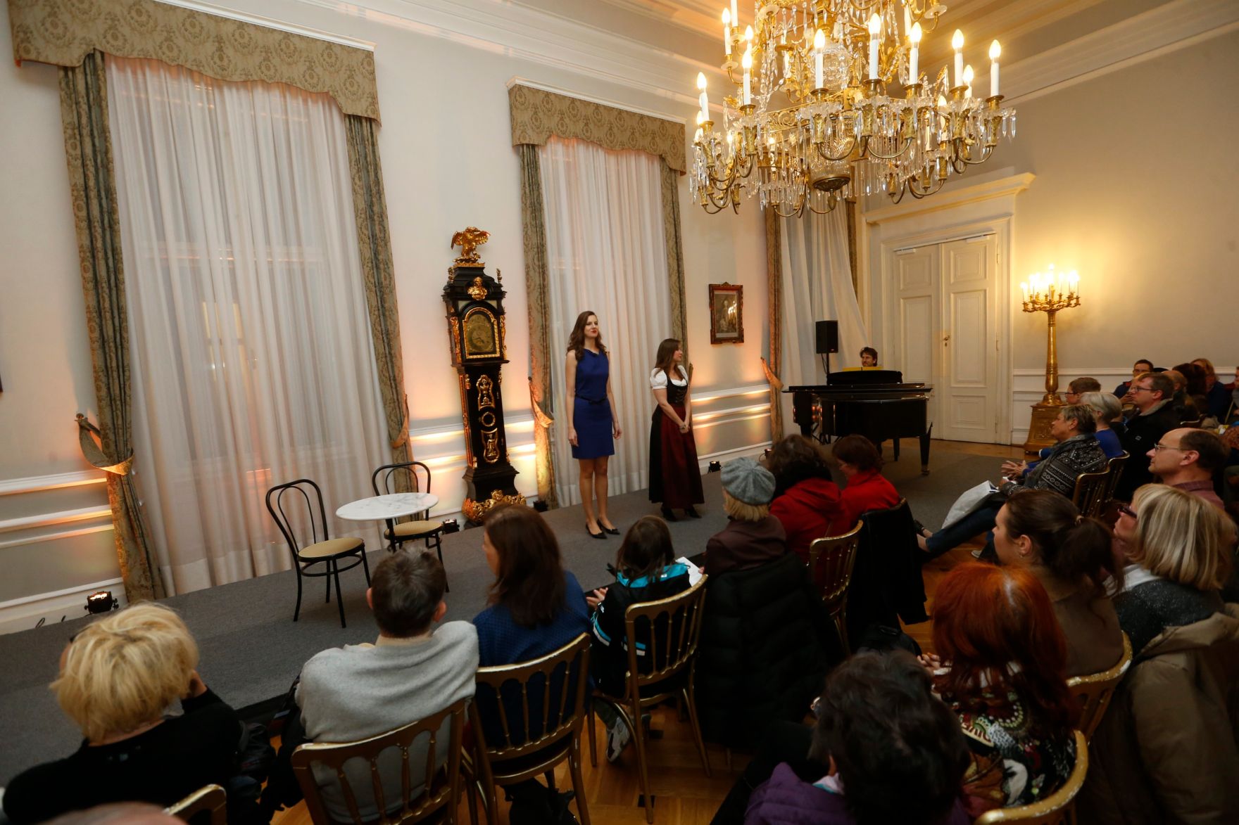 Am 26. Oktober 2014 empfing Kanzleramtsminister Josef Ostermayer im Rahmen des Nationalfeiertages Besucherinnen und Besucher im Bundeskanzleramt.