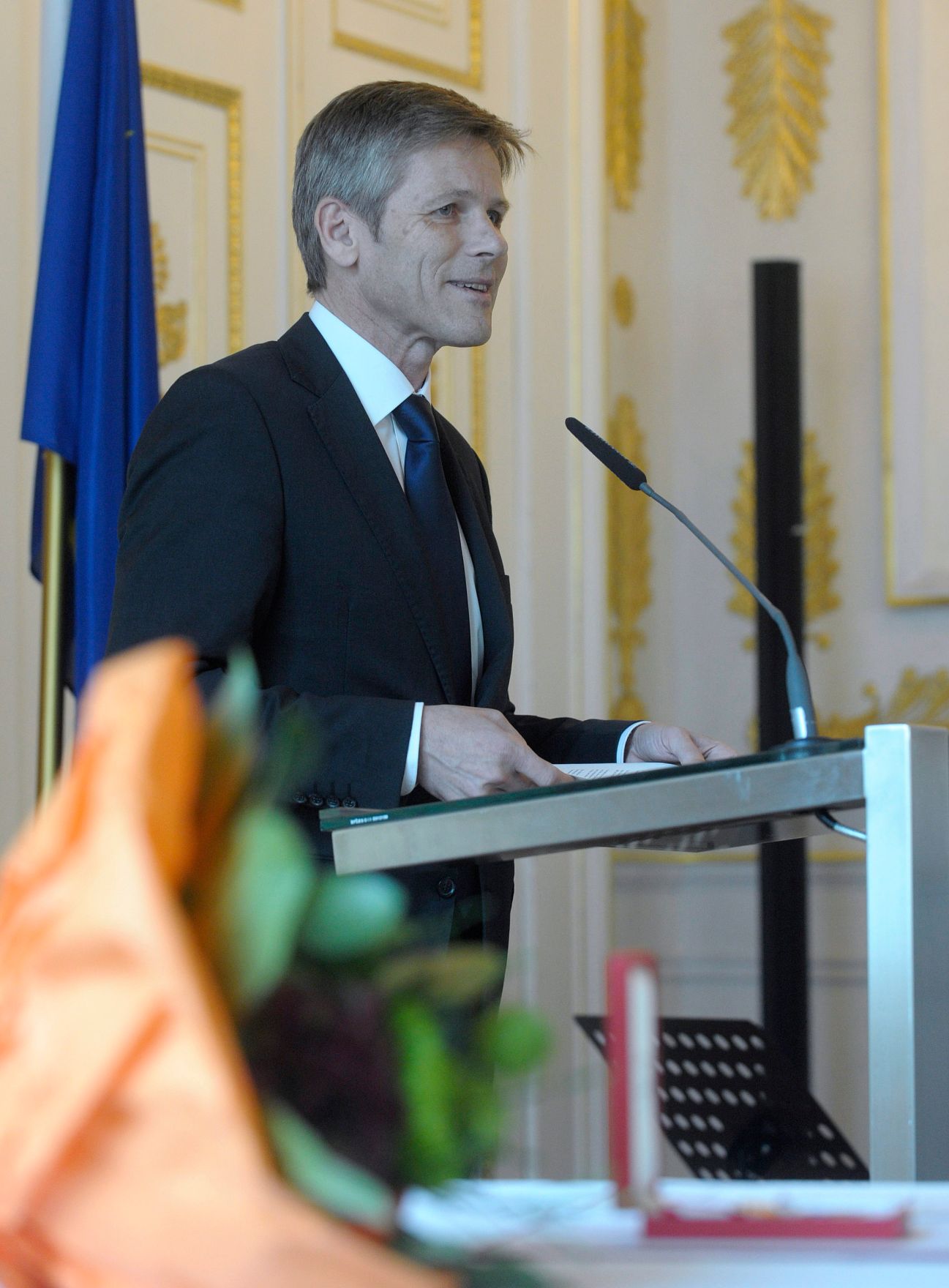 Am 29. Oktober 2014 &uuml;berreichte Kunst- und Kulturminister Josef Ostermayer (im Bild) das Goldene Ehrenzeichen f&uuml;r Verdienste um die Republik &Ouml;sterreich an Gerwald Rockenschaub.