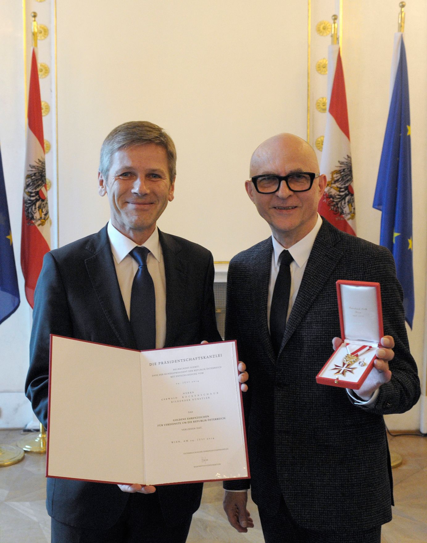 Am 29. Oktober 2014 &uuml;berreichte Kunst- und Kulturminister Josef Ostermayer (l.) das Goldene Ehrenzeichen f&uuml;r Verdienste um die Republik &Ouml;sterreich an Gerwald Rockenschaub (r.).
