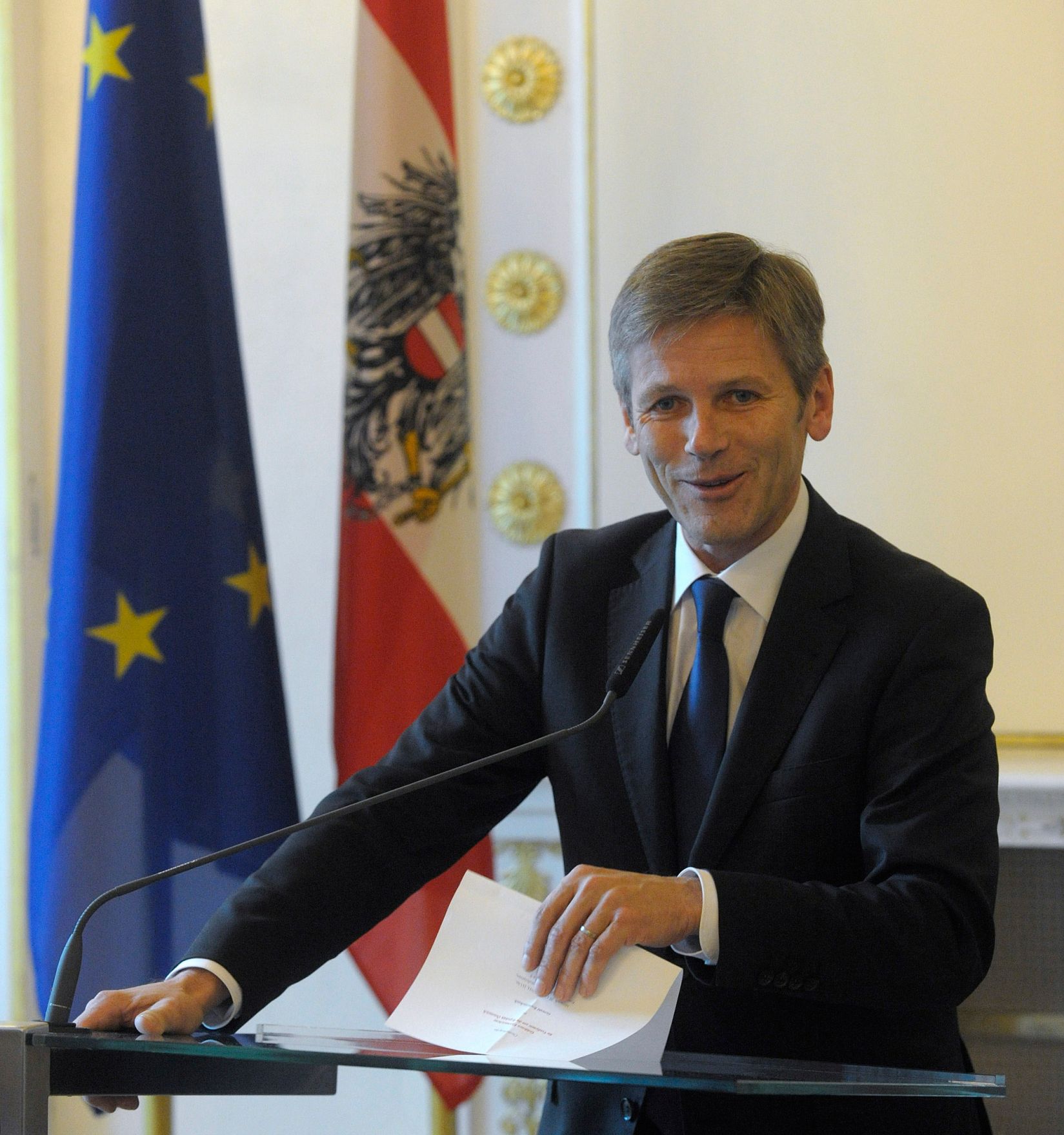 Am 29. Oktober 2014 &uuml;berreichte Kunst- und Kulturminister Josef Ostermayer (im Bild) das Goldene Ehrenzeichen f&uuml;r Verdienste um die Republik &Ouml;sterreich an Gerwald Rockenschaub.