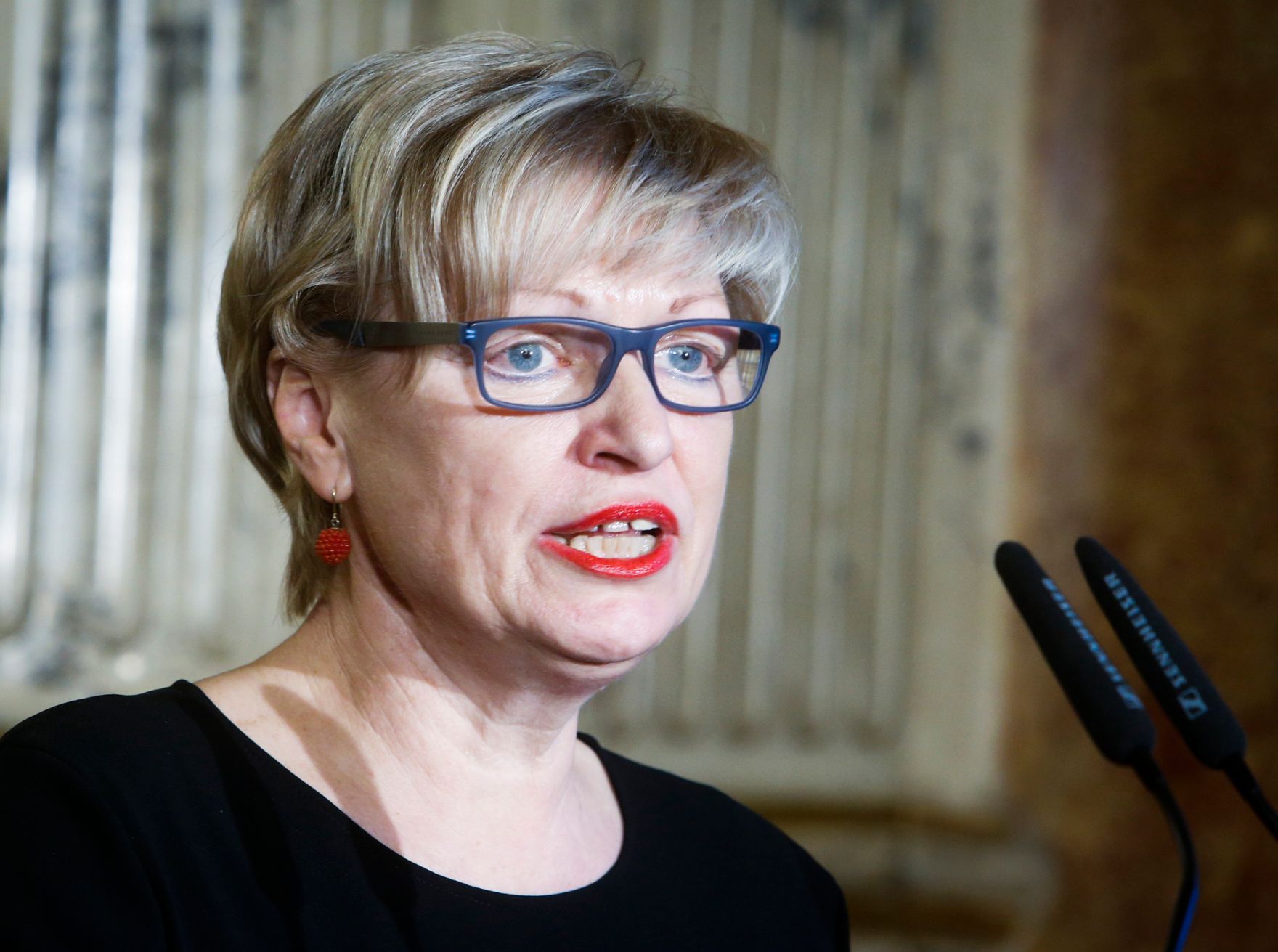 Anl&auml;sslich der Verleihung der Ehrenmitgliedschaft des Burgtheaters an Kammerschauspielerin Elisabeth Orth (l.), fand am 31. Oktober 2014 im Wiener Burgtheater die feierliche &Uuml;berreichung der Urkunde und des Ehrenringes durch Kunst- und Kulturminister Josef Ostermayer (r.) statt. Im Bild die Wiener Burgtheaterdirektorin Karin Bergmann.