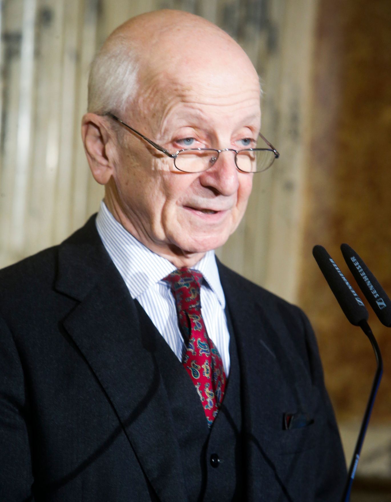Anl&auml;sslich der Verleihung der Ehrenmitgliedschaft des Burgtheaters an Kammerschauspielerin Elisabeth Orth (l.), fand am 31. Oktober 2014 im Wiener Burgtheater die feierliche &Uuml;berreichung der Urkunde und des Ehrenringes durch Kunst- und Kulturminister Josef Ostermayer (r.) statt. Im Bild Schauspieler Peter Matić.