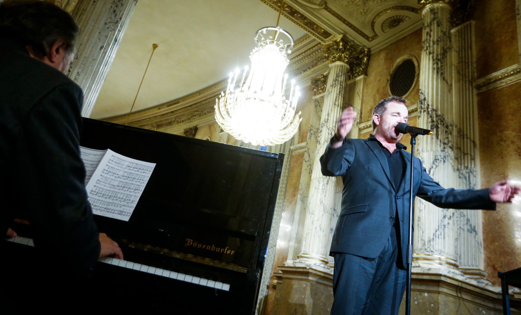 Anl&auml;sslich der Verleihung der Ehrenmitgliedschaft des Burgtheaters an Kammerschauspielerin Elisabeth Orth, fand am 31. Oktober 2014 im Wiener Burgtheater die feierliche &Uuml;berreichung der Urkunde und des Ehrenringes durch Kunst- und Kulturminister Josef Ostermayer statt. Im Bild Musiker Bela Koreny (l.) und Schauspieler Cornelius Obonya (r.).