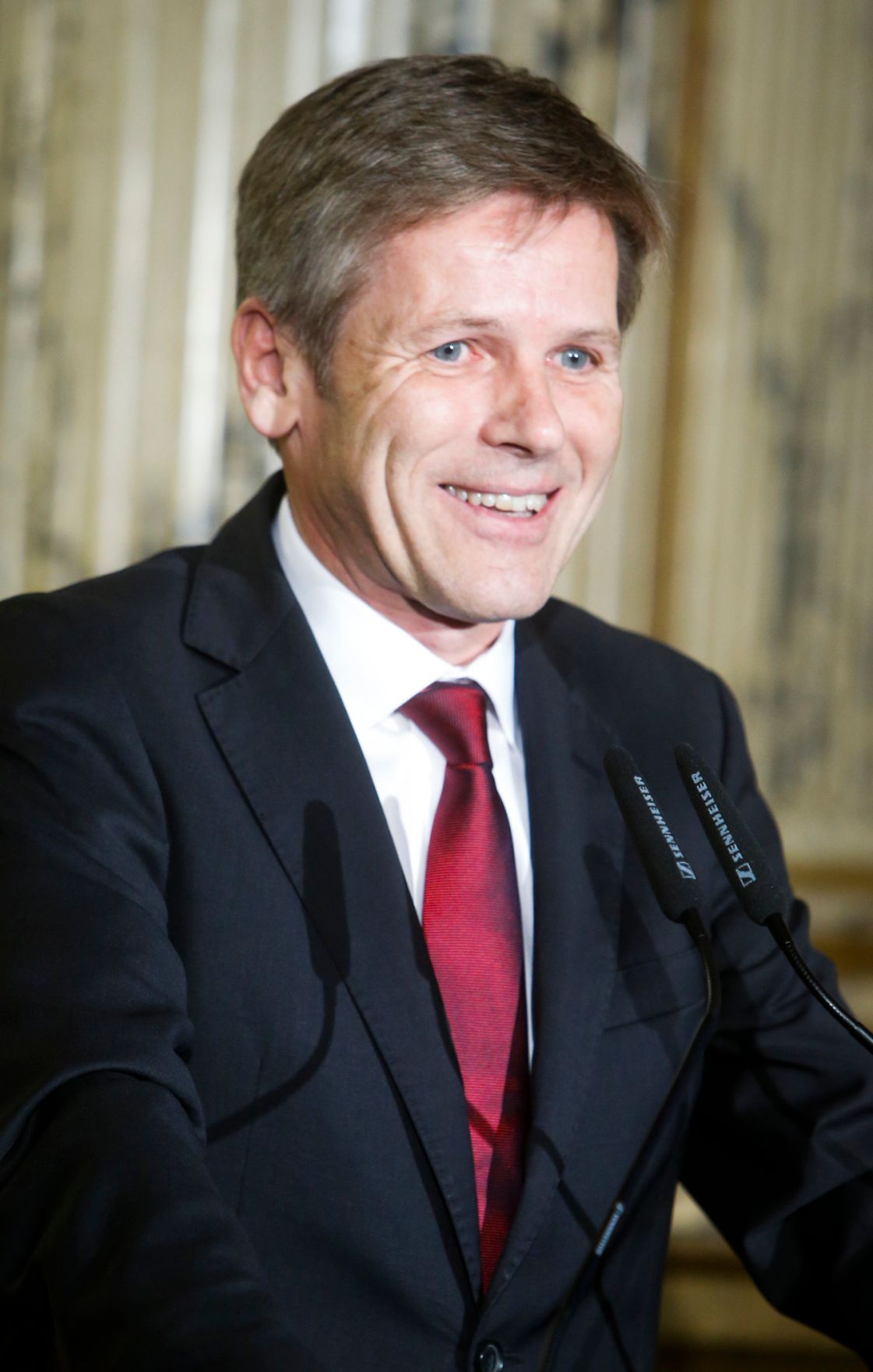Anl&auml;sslich der Verleihung der Ehrenmitgliedschaft des Burgtheaters an Kammerschauspielerin Elisabeth Orth, fand am 31. Oktober 2014 im Wiener Burgtheater die feierliche &Uuml;berreichung der Urkunde und des Ehrenringes durch Kunst- und Kulturminister Josef Ostermayer (im Bild) statt.
