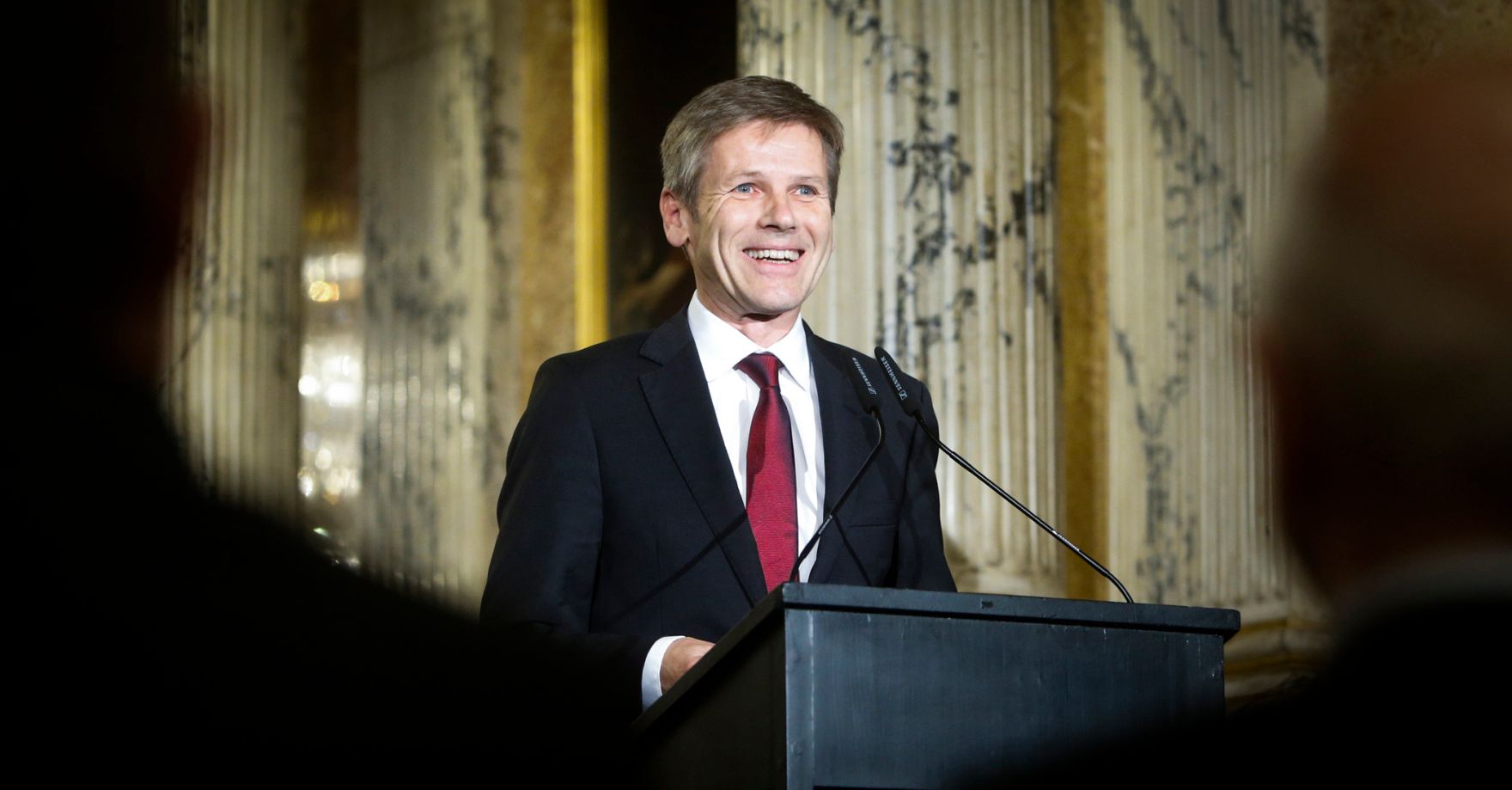 Anl&auml;sslich der Verleihung der Ehrenmitgliedschaft des Burgtheaters an Kammerschauspielerin Elisabeth Orth, fand am 31. Oktober 2014 im Wiener Burgtheater die feierliche &Uuml;berreichung der Urkunde und des Ehrenringes durch Kunst- und Kulturminister Josef Ostermayer (im Bild) statt.