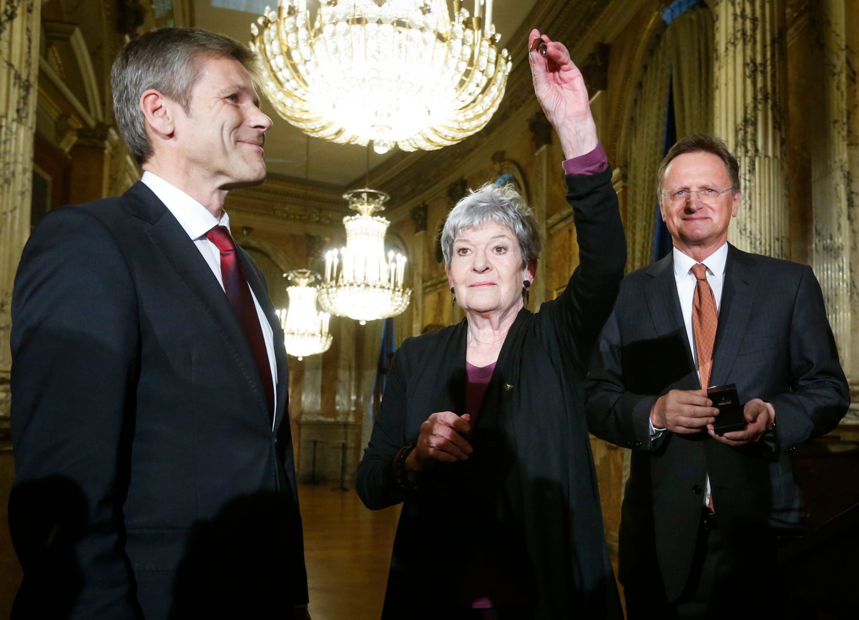 Anl&auml;sslich der Verleihung der Ehrenmitgliedschaft des Burgtheaters an Kammerschauspielerin Elisabeth Orth (m.), fand am 31. Oktober 2014 im Wiener Burgtheater die feierliche &Uuml;berreichung der Urkunde und des Ehrenringes durch Kunst- und Kulturminister Josef Ostermayer (l.) statt.
