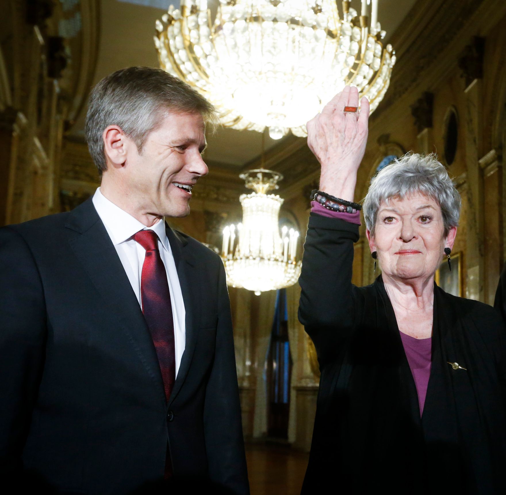 Anl&auml;sslich der Verleihung der Ehrenmitgliedschaft des Burgtheaters an Kammerschauspielerin Elisabeth Orth (r.), fand am 31. Oktober 2014 im Wiener Burgtheater die feierliche &Uuml;berreichung der Urkunde und des Ehrenringes durch Kunst- und Kulturminister Josef Ostermayer (l.) statt.