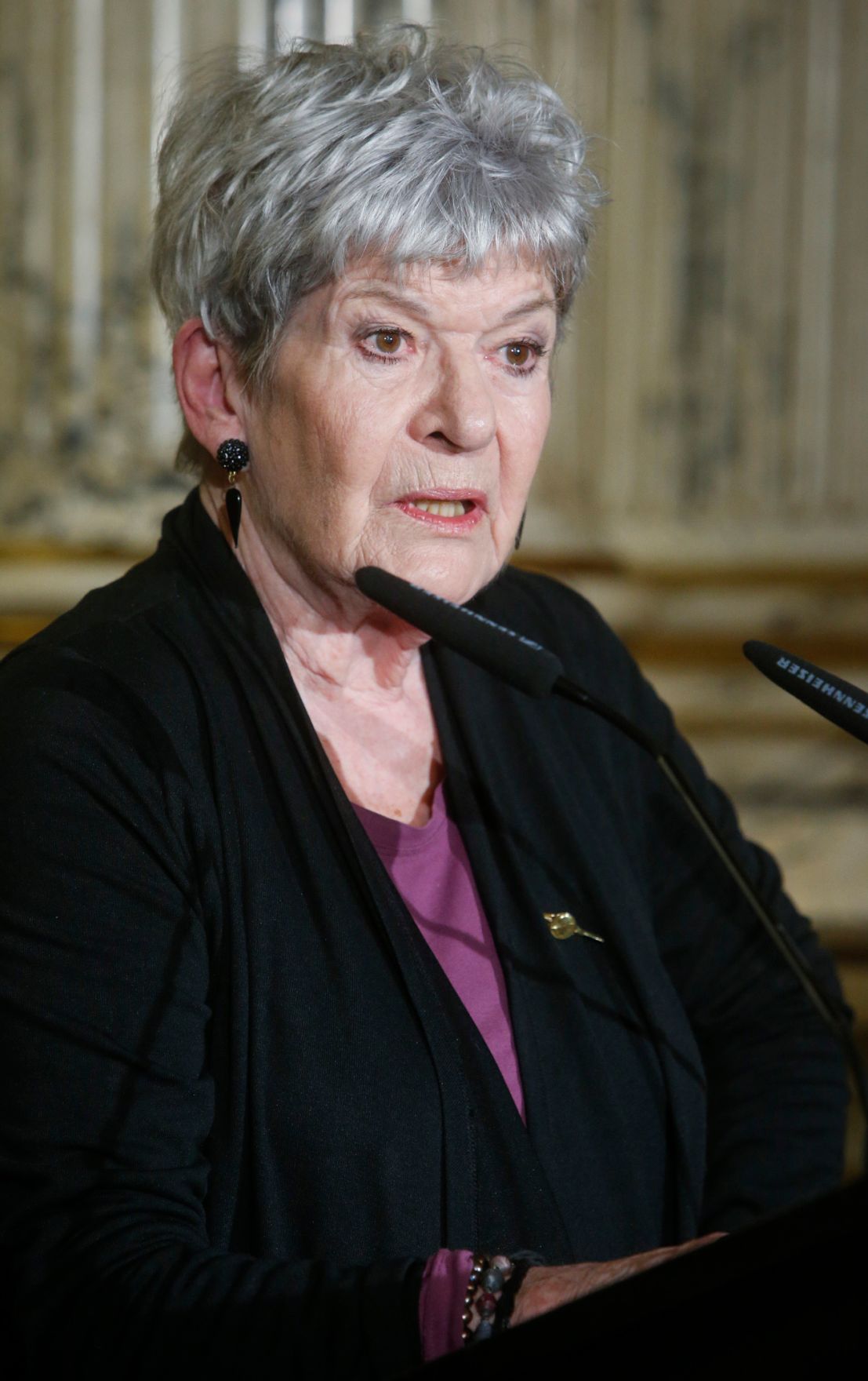 Anl&auml;sslich der Verleihung der Ehrenmitgliedschaft des Burgtheaters an Kammerschauspielerin Elisabeth Orth (im Bild), fand am 31. Oktober 2014 im Wiener Burgtheater die feierliche &Uuml;berreichung der Urkunde und des Ehrenringes durch Kunst- und Kulturminister Josef Ostermayer statt.