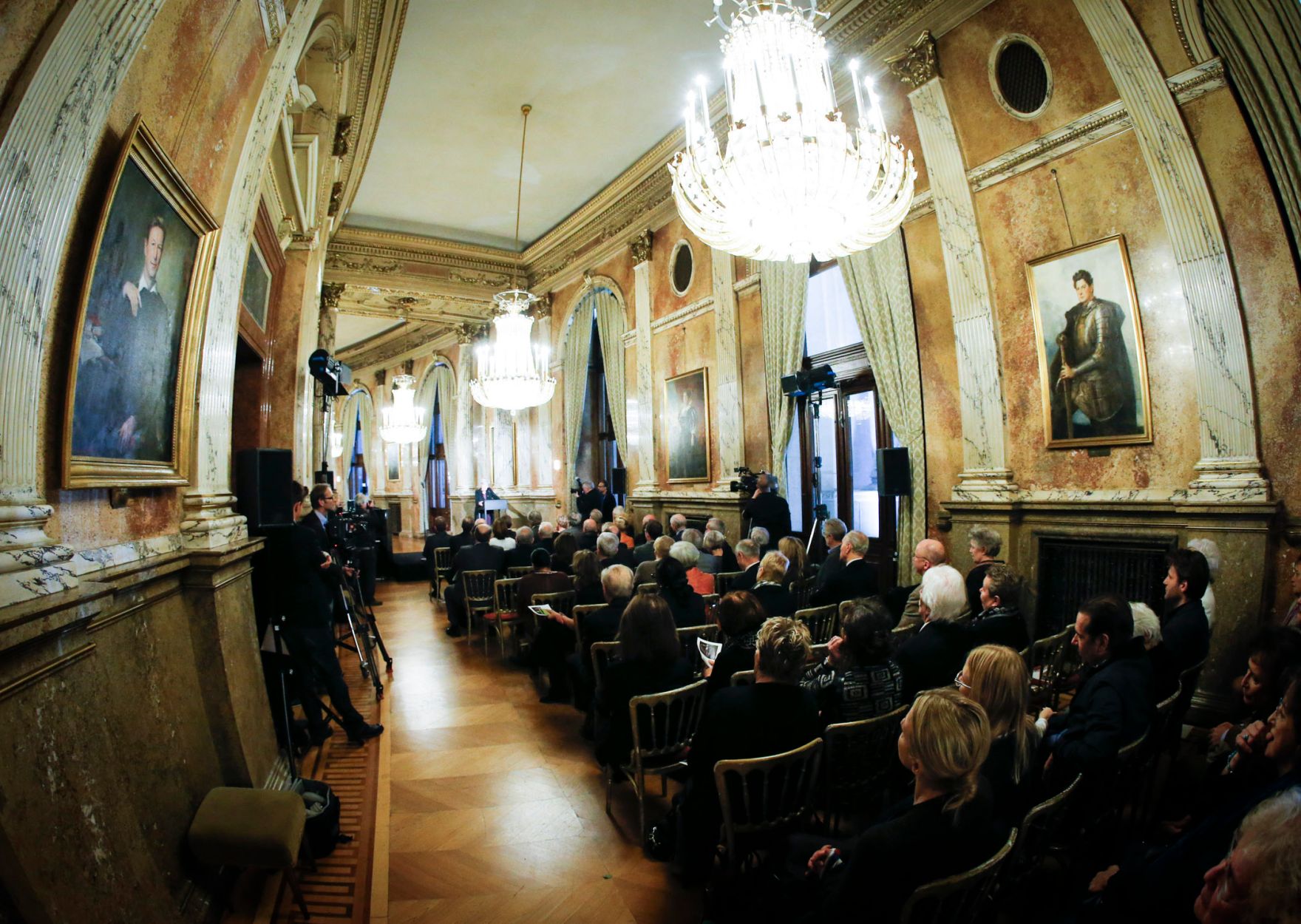 Anl&auml;sslich der Verleihung der Ehrenmitgliedschaft des Burgtheaters an Kammerschauspielerin Elisabeth Orth, fand am 31. Oktober 2014 im Wiener Burgtheater die feierliche &Uuml;berreichung der Urkunde und des Ehrenringes durch Kunst- und Kulturminister Josef Ostermayer statt.