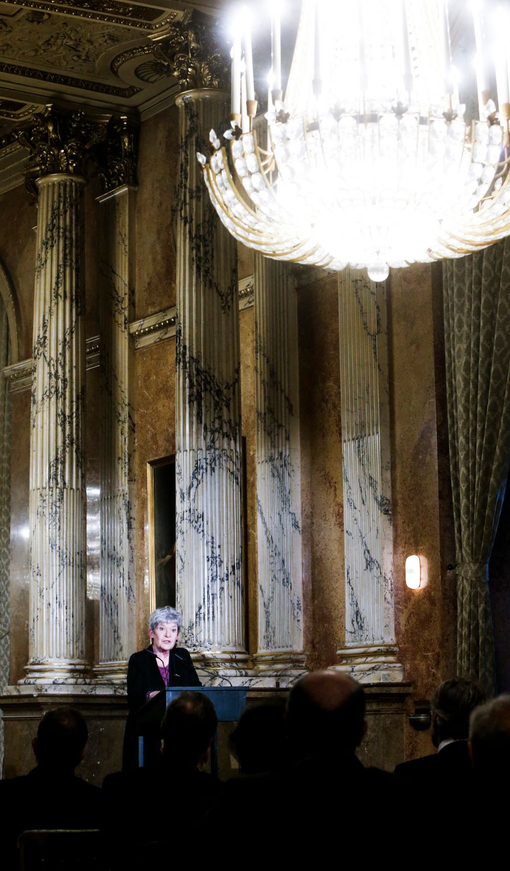 Anl&auml;sslich der Verleihung der Ehrenmitgliedschaft des Burgtheaters an Kammerschauspielerin Elisabeth Orth, fand am 31. Oktober 2014 im Wiener Burgtheater die feierliche &Uuml;berreichung der Urkunde und des Ehrenringes durch Kunst- und Kulturminister Josef Ostermayer statt.