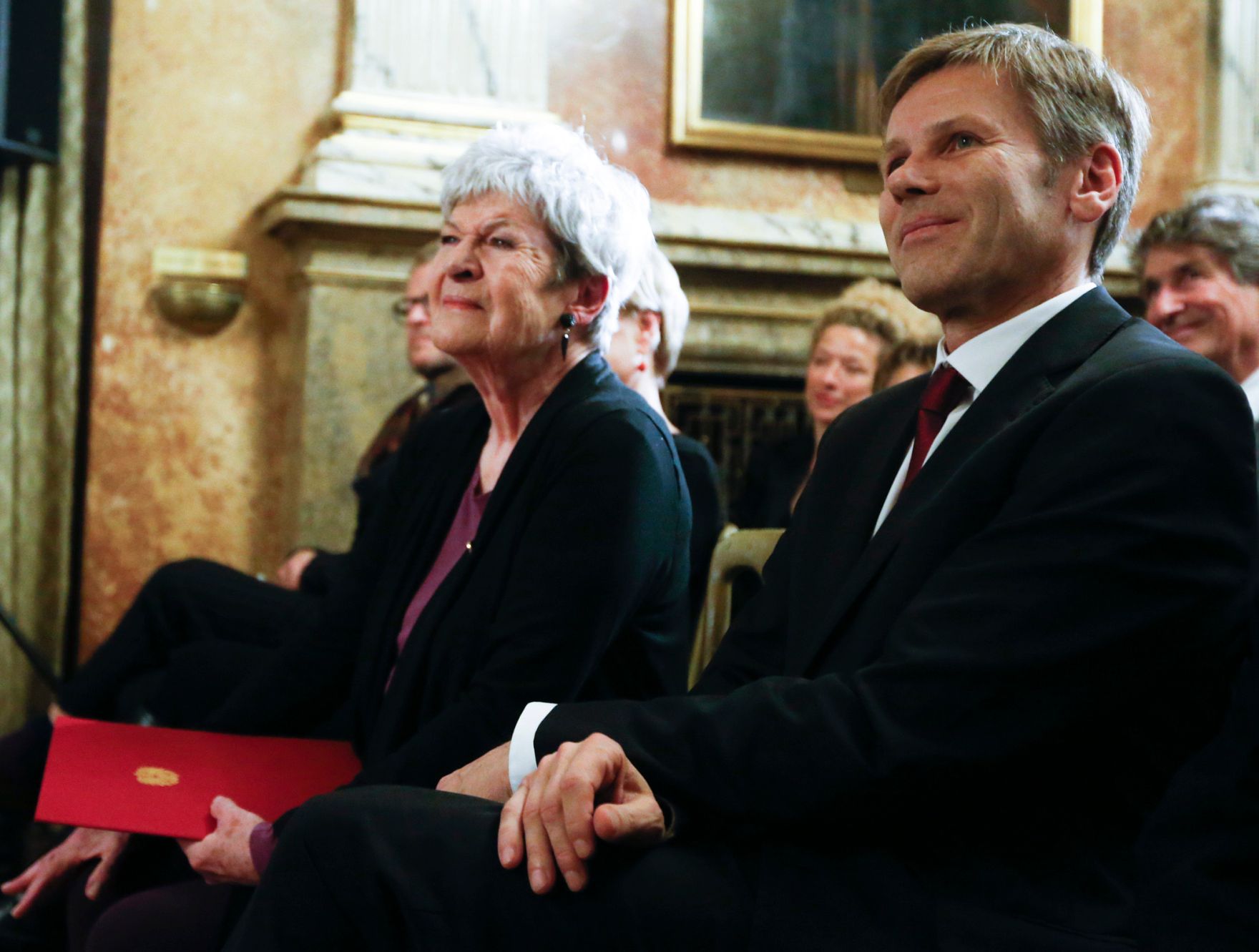 Anl&auml;sslich der Verleihung der Ehrenmitgliedschaft des Burgtheaters an Kammerschauspielerin Elisabeth Orth (l.), fand am 31. Oktober 2014 im Wiener Burgtheater die feierliche &Uuml;berreichung der Urkunde und des Ehrenringes durch Kunst- und Kulturminister Josef Ostermayer (r.) statt.