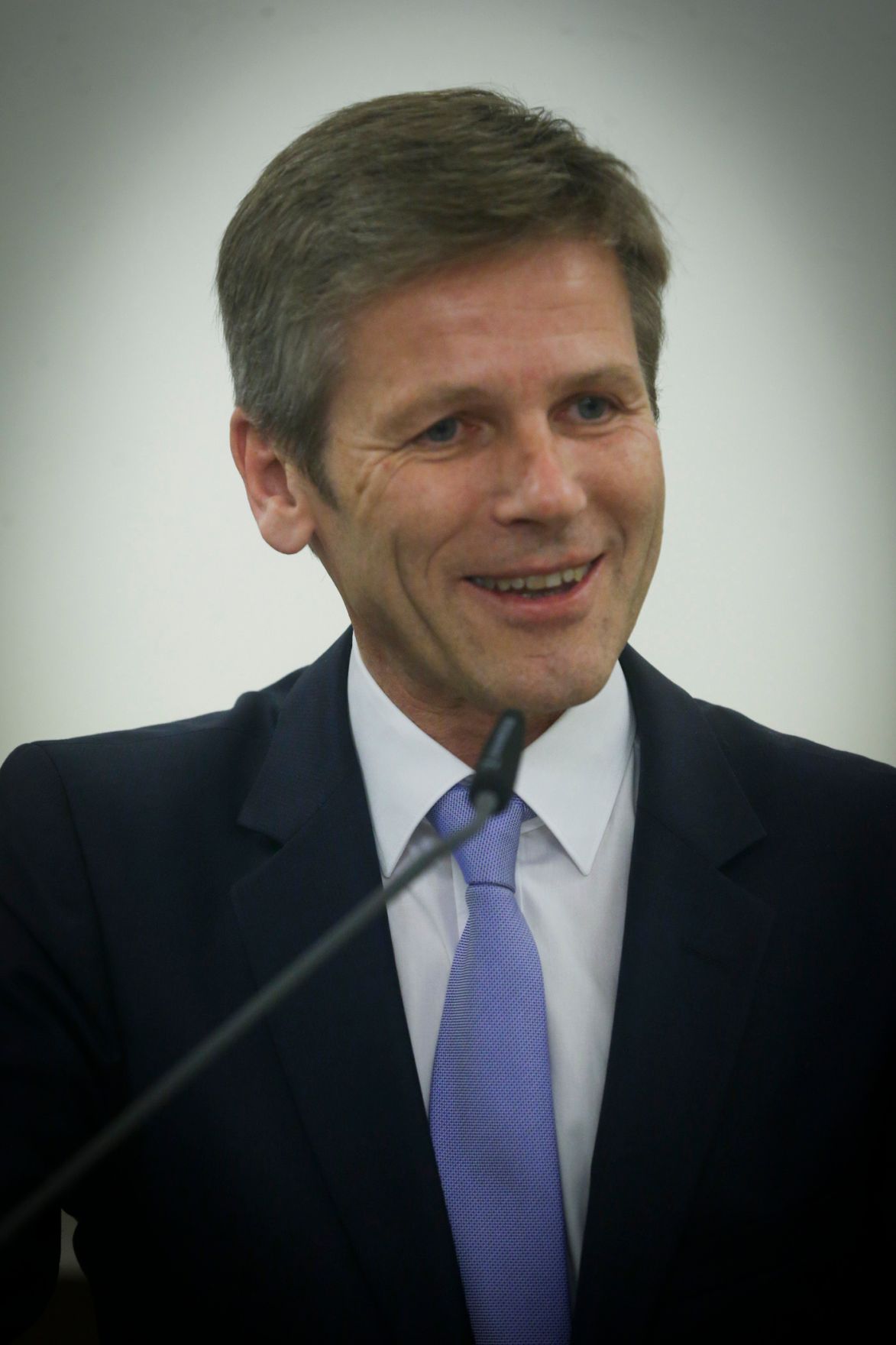 Am 7. November 2014 &uuml;berreichte Kunst- und Kulturminister Josef Ostermayer (im Bild) die Urkunde, mit der Schauspielerin Maria Bill der Berufstitel Kammerschauspielerin verliehen wurde.