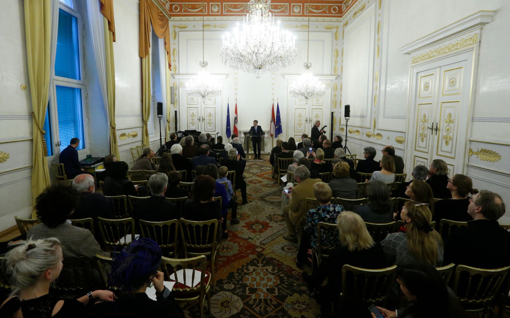 Am 7. November 2014 &uuml;berreichte Kunst- und Kulturminister Josef Ostermayer die Urkunde, mit der Schauspielerin Maria Bill der Berufstitel Kammerschauspielerin verliehen wurde.