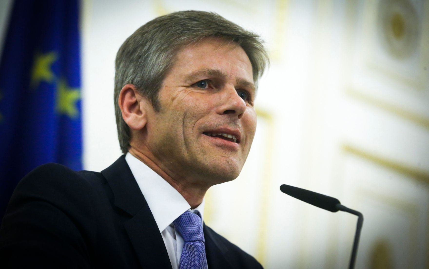 Am 7. November 2014 &uuml;berreichte Kunst- und Kulturminister Josef Ostermayer (im Bild) die Urkunde, mit der Schauspielerin Maria Bill der Berufstitel Kammerschauspielerin verliehen wurde.