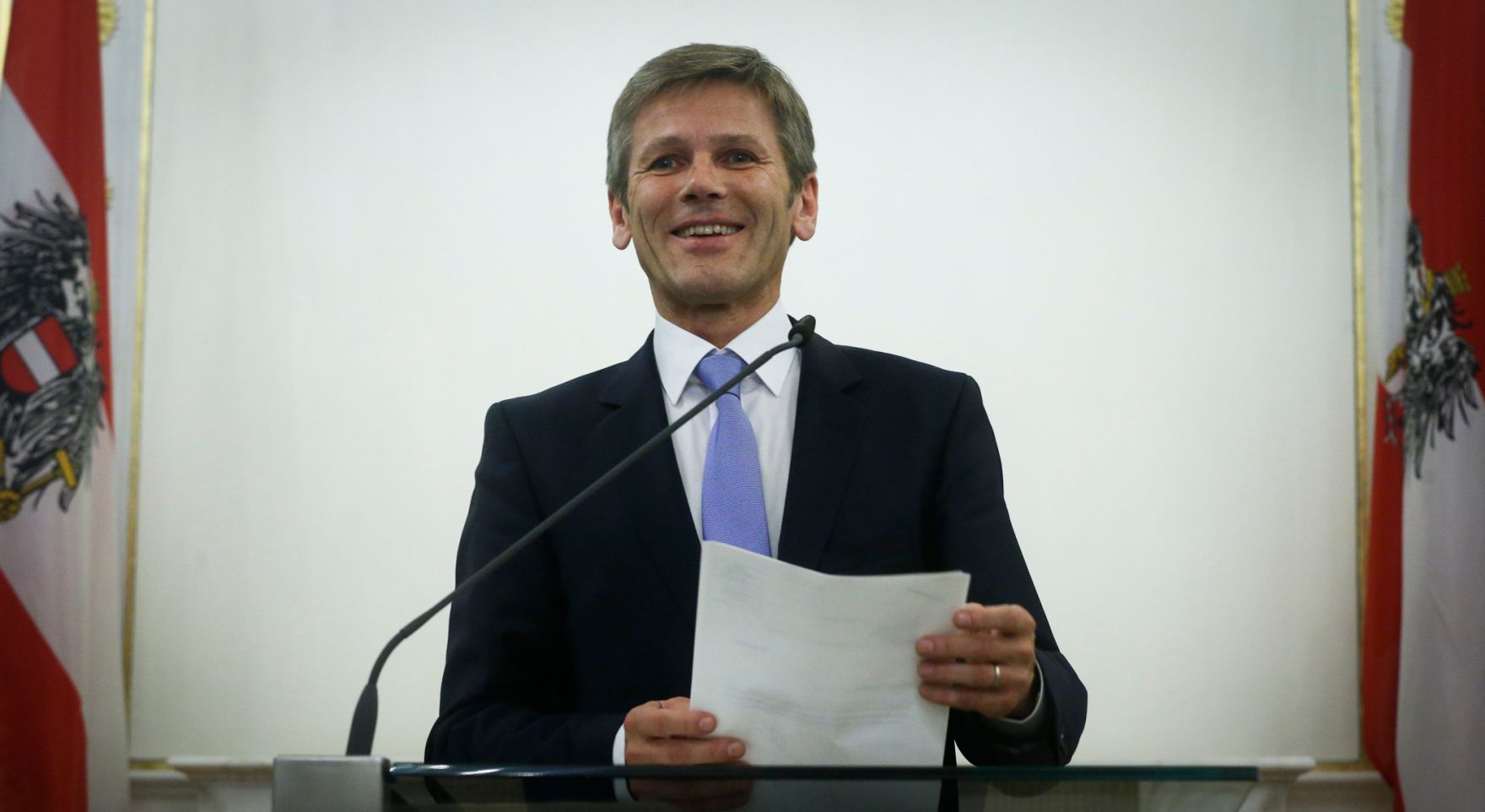 Am 7. November 2014 &uuml;berreichte Kunst- und Kulturminister Josef Ostermayer (im Bild) die Urkunde, mit der Schauspielerin Maria Bill der Berufstitel Kammerschauspielerin verliehen wurde.