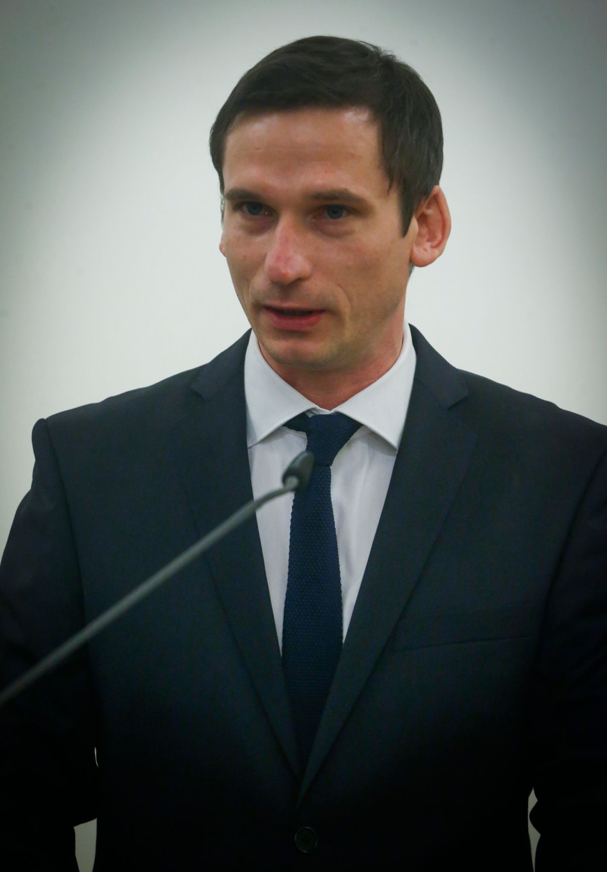 Am 7. November 2014 &uuml;berreichte Kunst- und Kulturminister Josef Ostermayer die Urkunde, mit der Schauspielerin Maria Bill der Berufstitel Kammerschauspielerin verliehen wurde. Im Bild Schauspieler Till Firit.