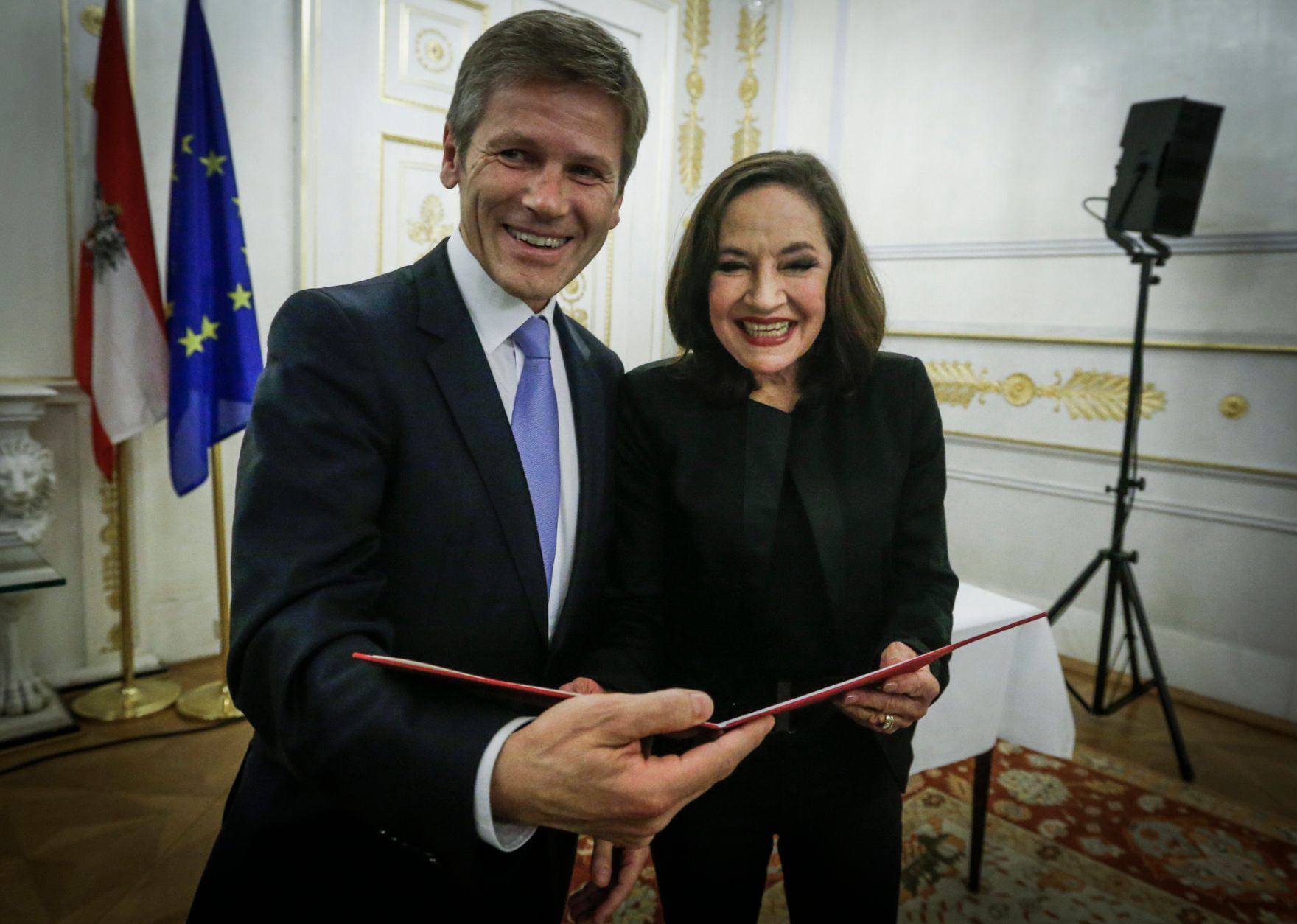 Am 7. November 2014 &uuml;berreichte Kunst- und Kulturminister Josef Ostermayer (l.) die Urkunde, mit der Schauspielerin Maria Bill (r.) der Berufstitel Kammerschauspielerin verliehen wurde.