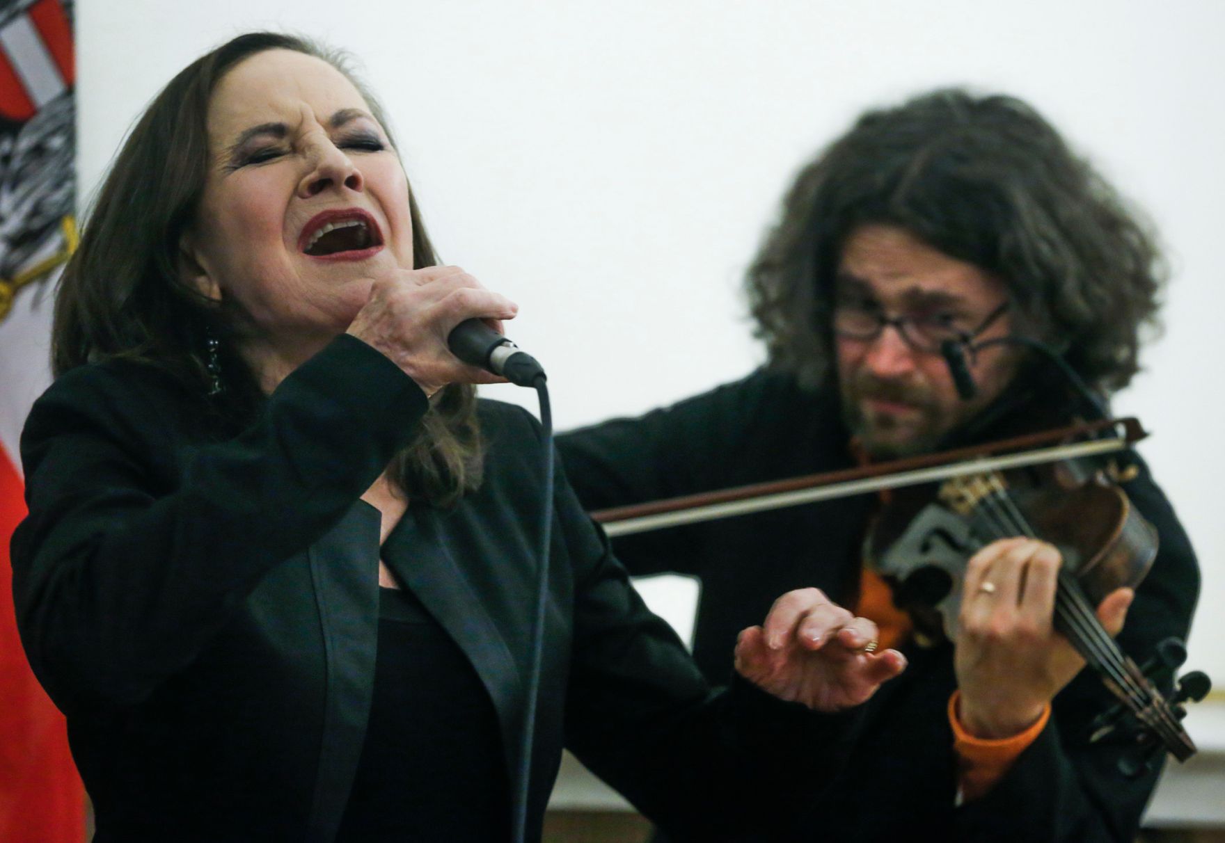 Am 7. November 2014 &uuml;berreichte Kunst- und Kulturminister Josef Ostermayer die Urkunde, mit der Schauspielerin Maria Bill (l.) der Berufstitel Kammerschauspielerin verliehen wurde.