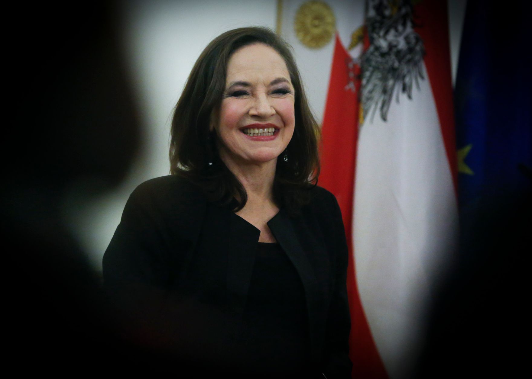 Am 7. November 2014 &uuml;berreichte Kunst- und Kulturminister Josef Ostermayer die Urkunde, mit der Schauspielerin Maria Bill (im Bild) der Berufstitel Kammerschauspielerin verliehen wurde.